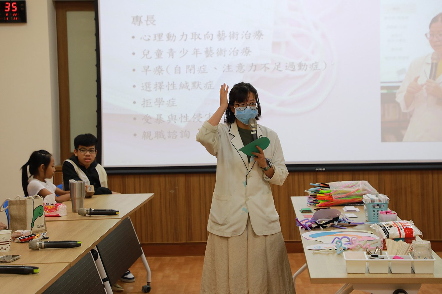 藝術治療師劉家妤帶領孩子與家長進行拼貼創作,透過藝術表達心中的重要人物與情感。
