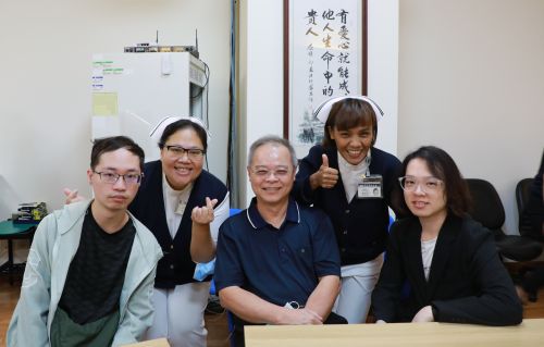 淮忠(右一)罹患橫紋肌肉腫瘤,如今已成為一名放射師。他和爸爸(中)一同參與病友會,和兒時照顧過他的李依蓉護理長(左二)、鄭雅君督導(右二)開心合影。左一也是特地回來相聚的資深病友學長衍佑。