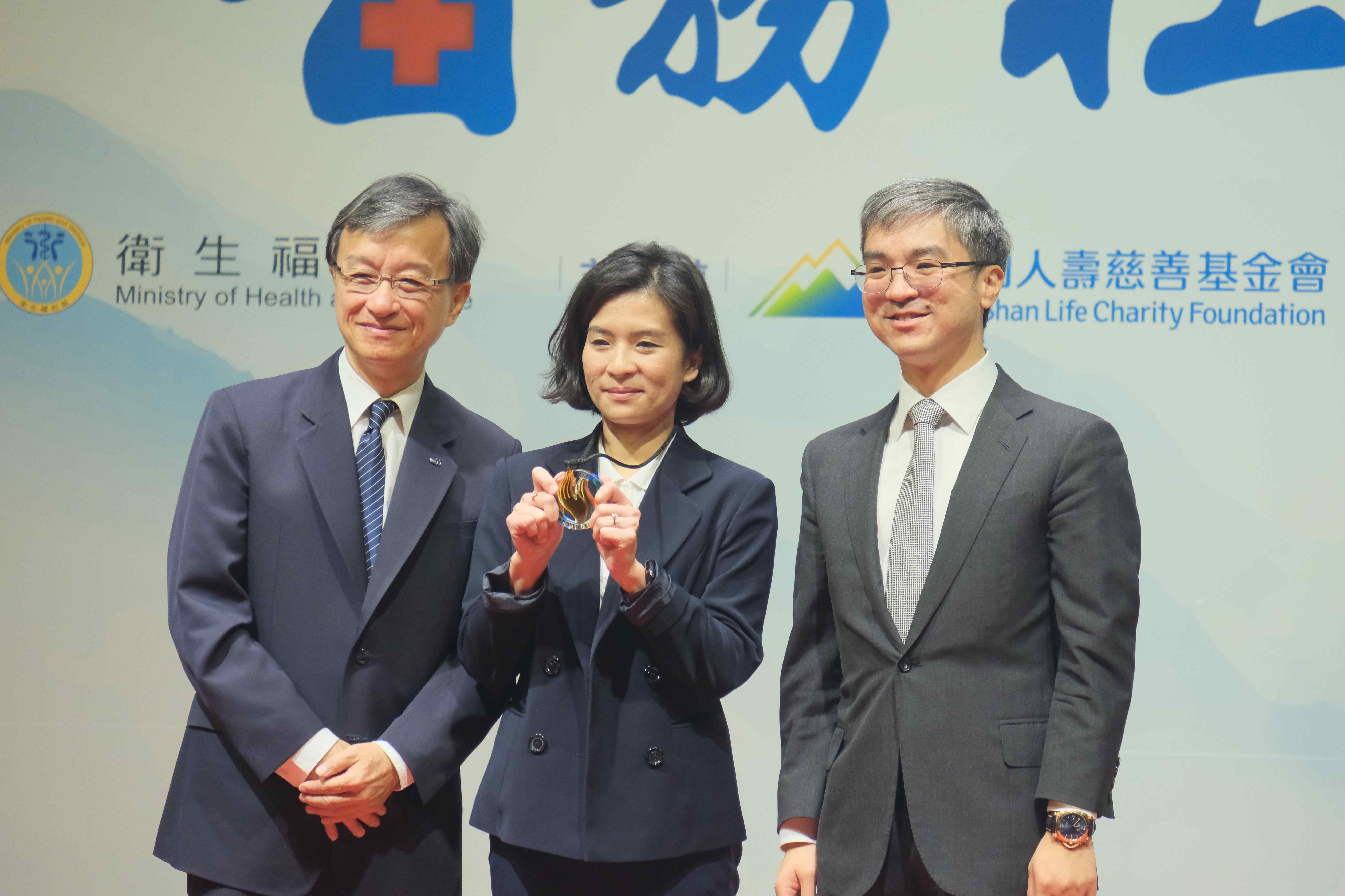 花蓮慈院社服室組長黃昱惠(中)長駐急診十年,對兒少保護、性侵害及家暴防治投入許多心力,讓評審團印象深刻倍受肯定,她傑出表現獲得第八屆南山醫務社工獎個人組卓越獎,由花蓮慈院資深顧問李毅醫師(左)擔任引言人讚她具有俠女性格,從南山人壽慈善基金會董事長尹崇堯(右)手中接過專屬獎牌。