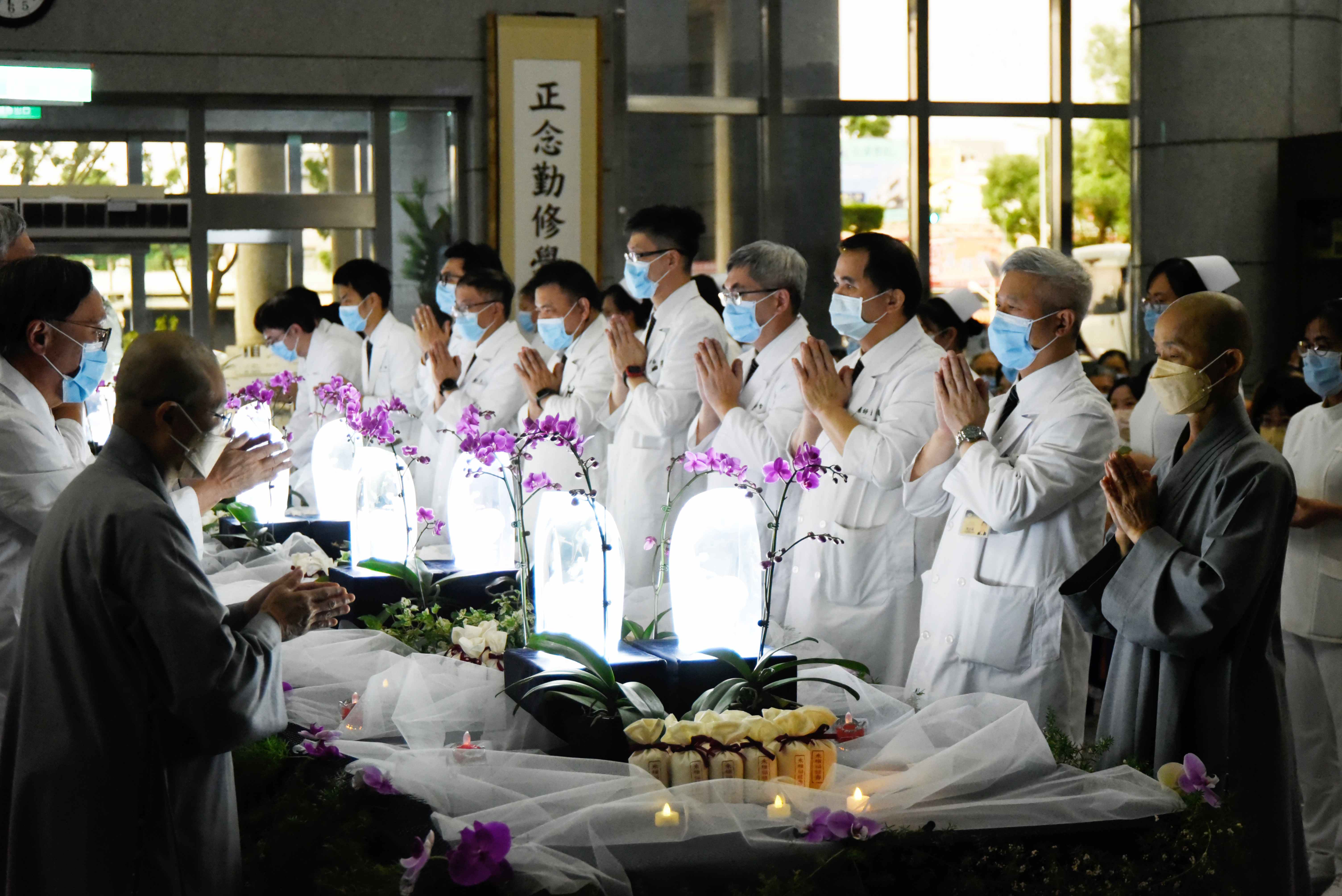 靜思精舍師父帶領全院主管、醫護同仁及慈濟志工近四百人,在醫院大廳佛陀問病