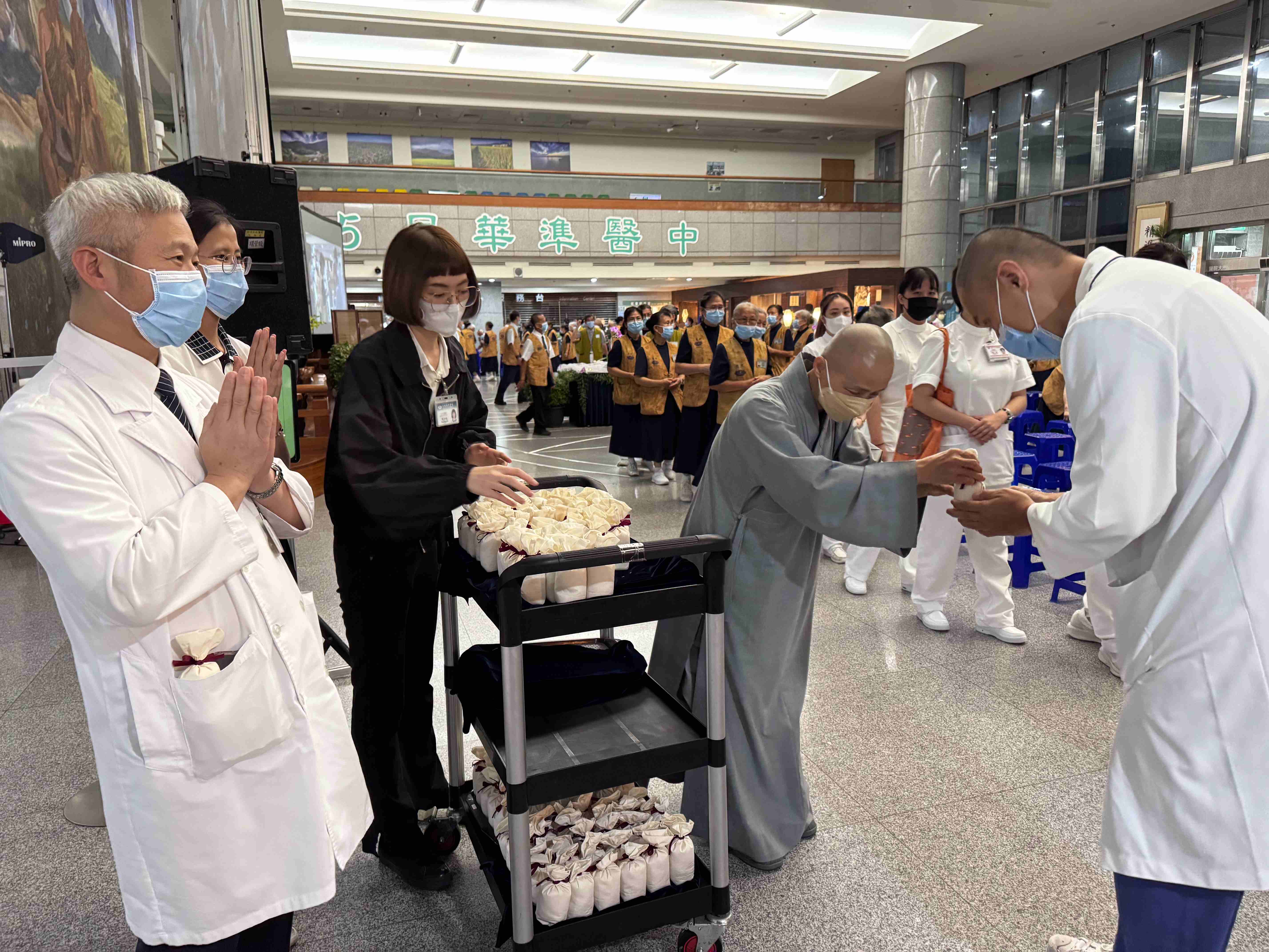 活動結束後,由精舍師父及副院長陳金城發送平安米給予祝福