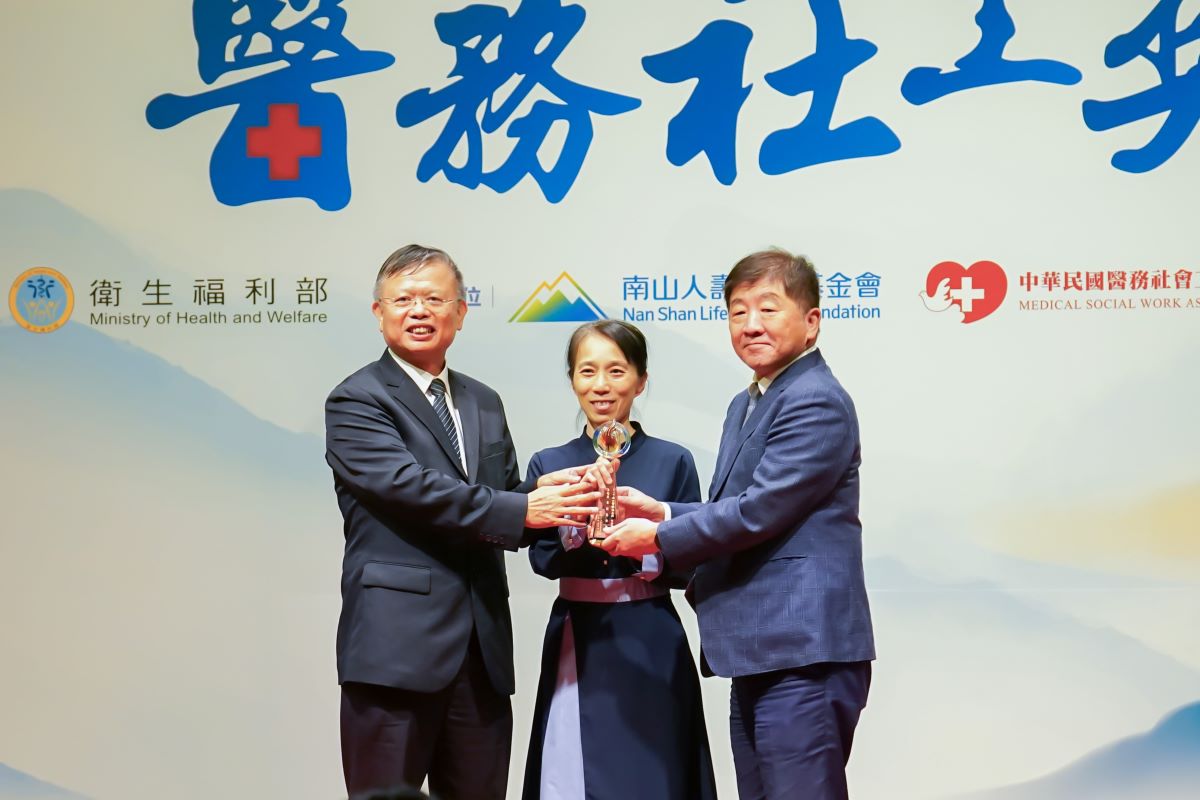 台北慈濟醫院社會服務室榮獲「南山醫務社工獎」第八屆團體組卓越獎,徐榮源副院長、社服室吳芳茜主任代表前往領獎。