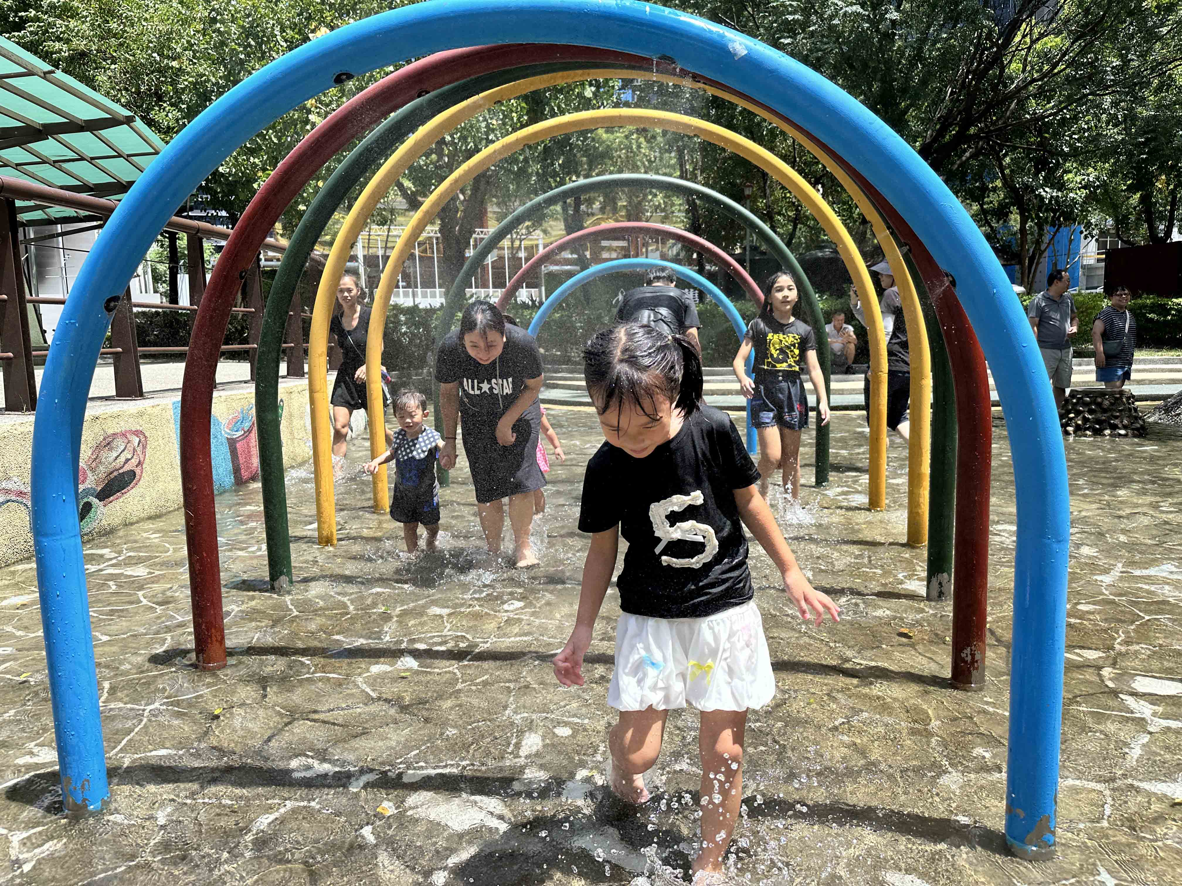 新莊塭仔底濕地公園戲水池彩虹噴霧,帶給小朋友們戲水的樂趣。