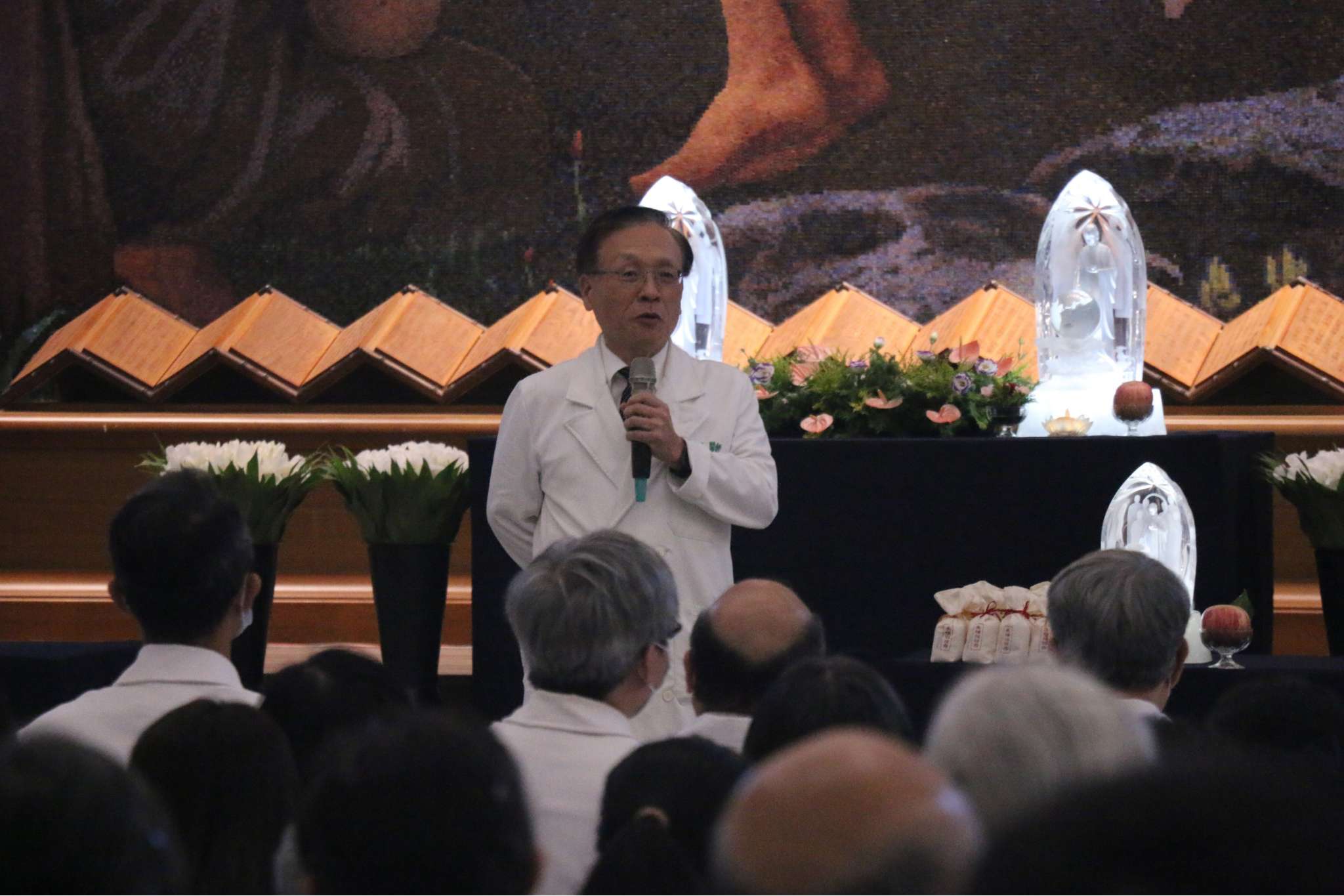 台中慈濟醫院簡守信院長以西洋歷史典故為鏡,呼籲減少餐桌上的殺生,推廣茹素好觀念。