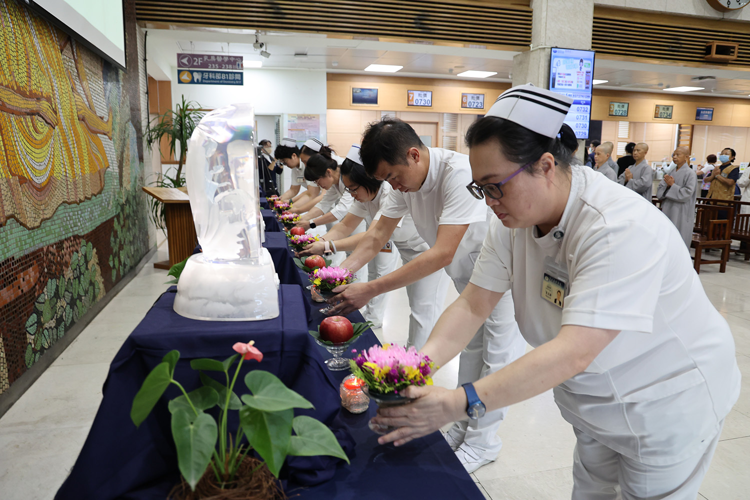 精舍師父帶領院長林欣榮、副院長何宗融、李啟誠,以及主任王智賢、林于立、葉光庭以及護理部同仁,禮敬諸佛,獻供燈果花。(圖/徐立勤)