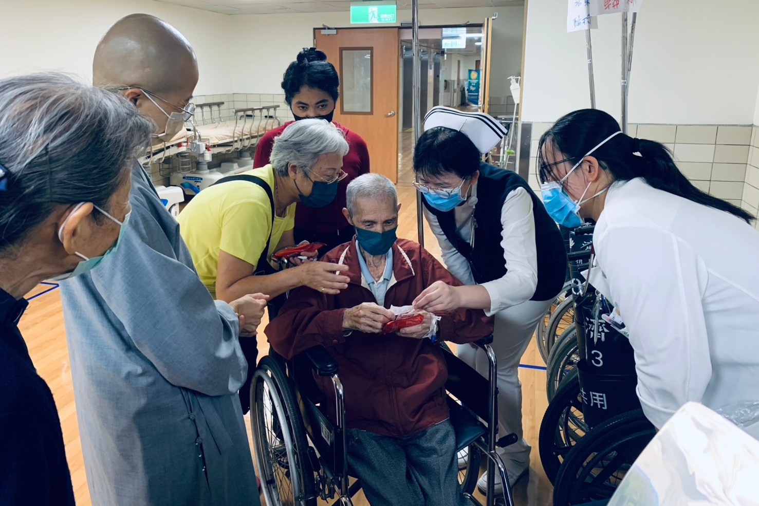 病患、家屬與志工收下祝福,非常開心,歡喜迎接吉祥月的到來。(圖/許雅筑)