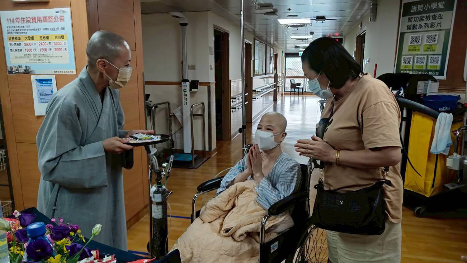精舍師父帶領護理師及人文室等人走入病房,給予病患、家屬與同仁祝福,送上米菓、氣泡水為他們加油打氣。(圖/林辰寧)