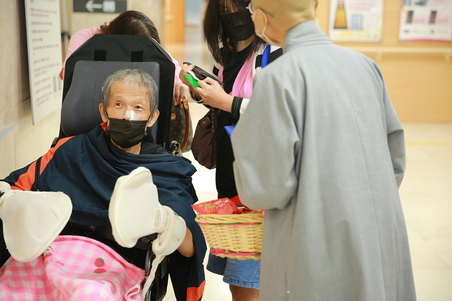 病患、家屬與同仁收下祝福,非常開心,歡喜迎接吉祥月的到來。(圖/宋雨安)