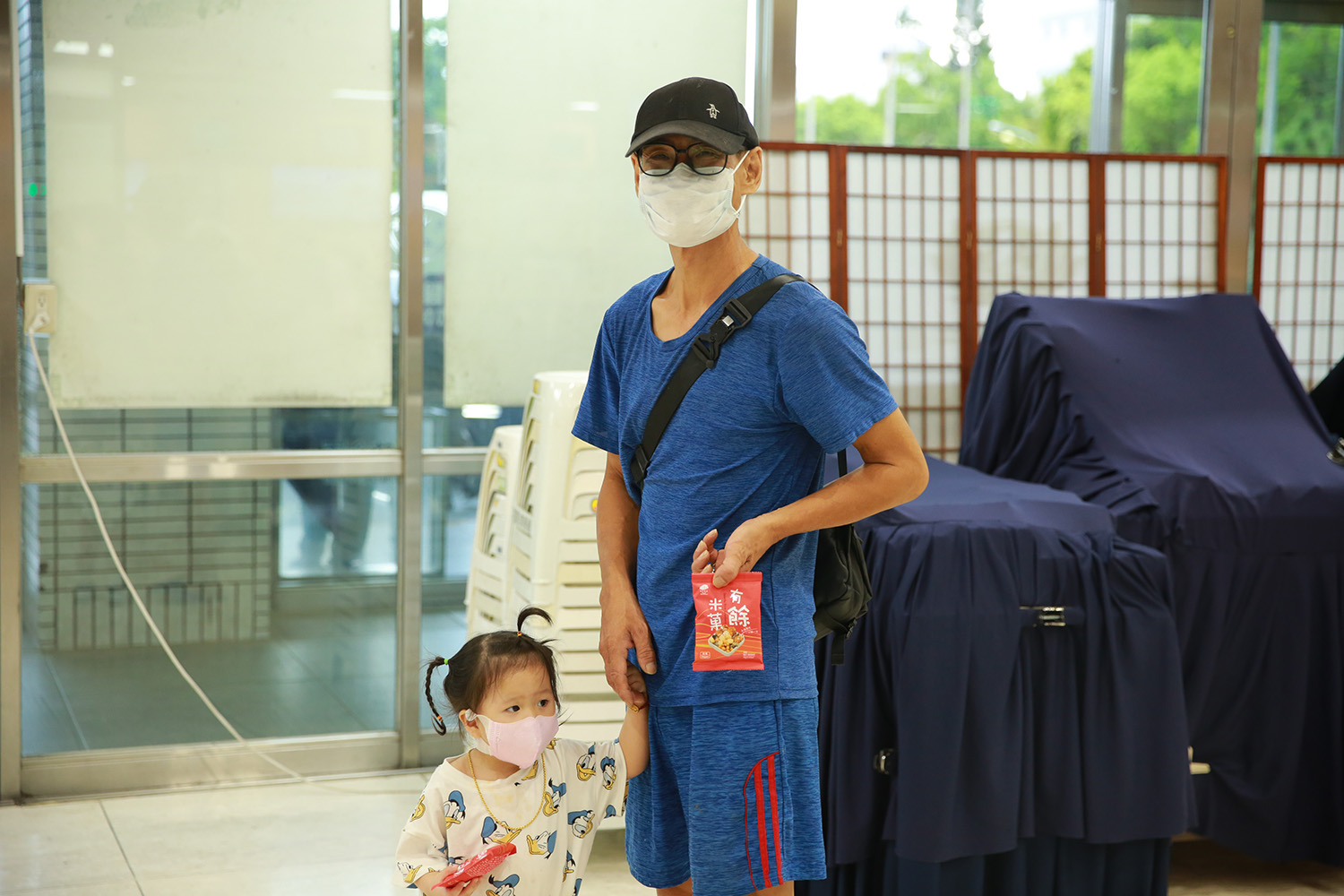 不少病人與家屬也領受到這份祝福,其中還有爸爸帶著年幼的女兒一同參與,孩子天真地接過祝福,臉上綻放出可愛的笑容。(圖/宋雨安、劉明繐)