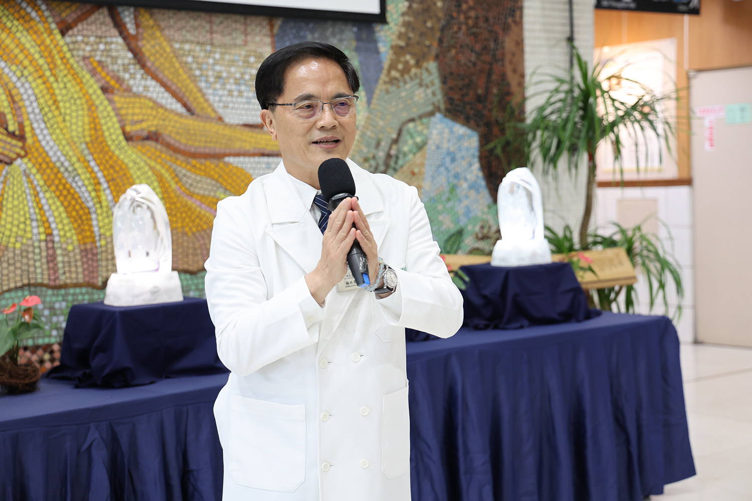 林欣榮院長感恩同仁過去一年在醫療、救災與教育上的投入,更感恩這一年的院務平安順遂,並祝福所有同仁與病患都能健康、安樂。(圖/江家瑜)