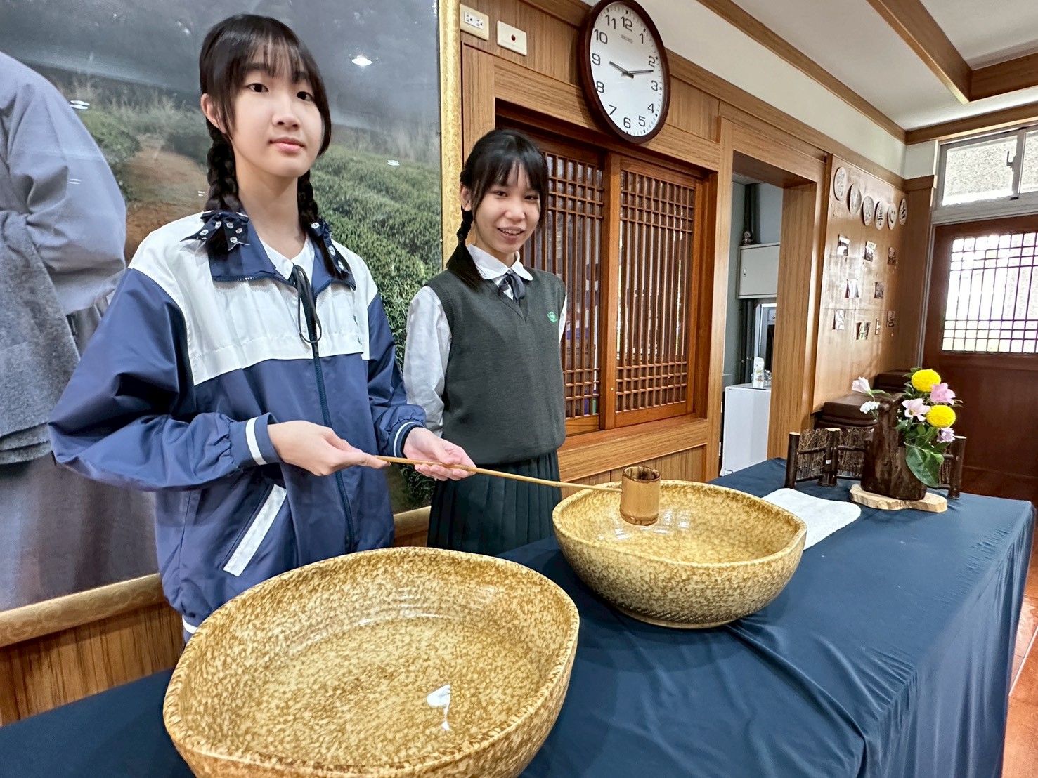 茶道教室以學生淨水開場,人文室介紹本校志工活動與品格形塑,展現慈中重視禮儀與人文涵養的特色。