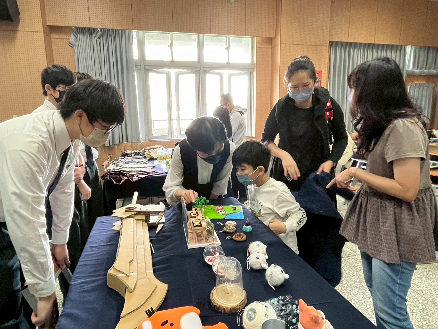 藝能科參訪展示學生美術課的精彩作品,以及生活科技課的創作成果與科學競賽優秀作品,呈現多元學習亮點。