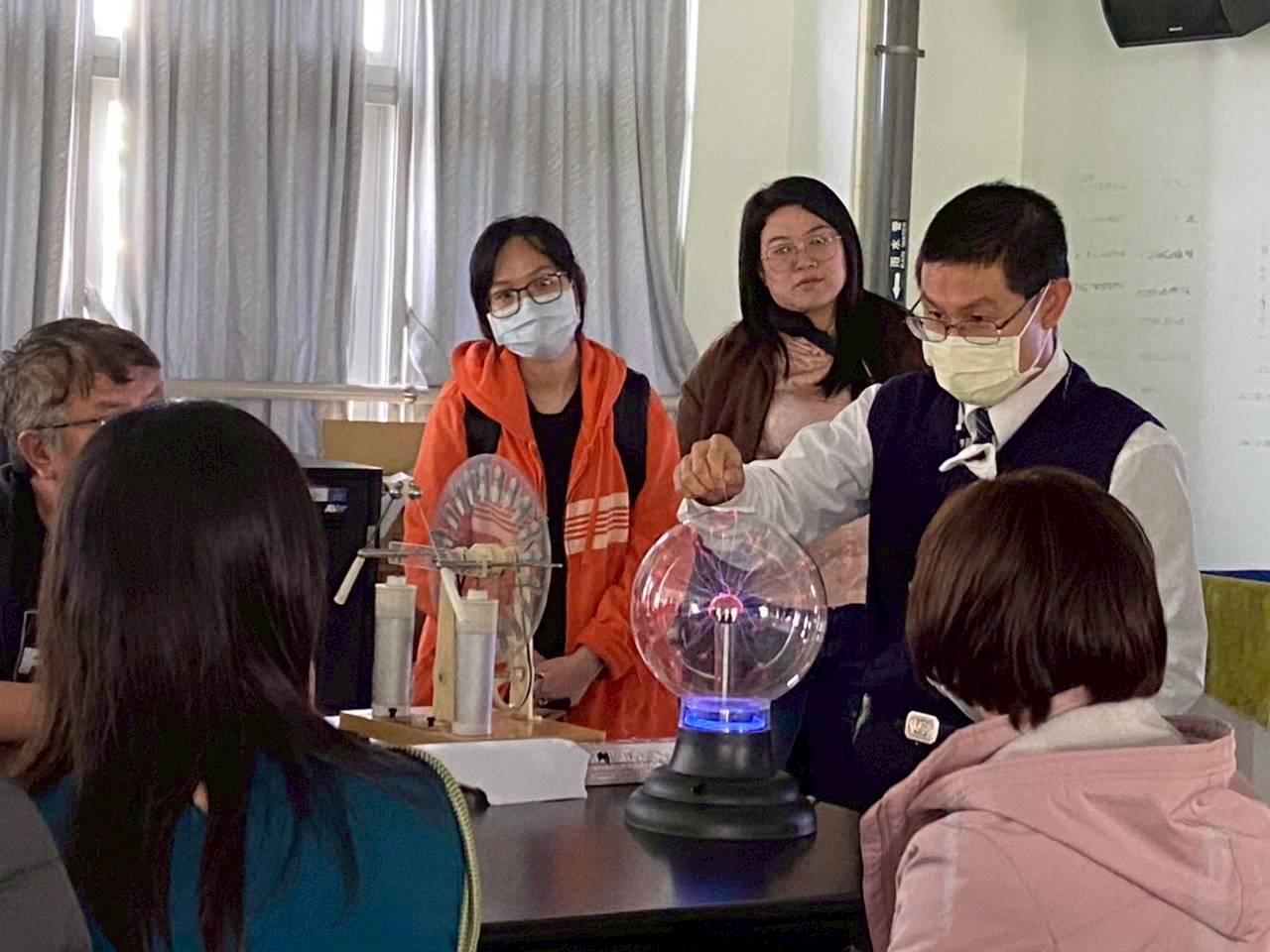 理化老師示範國中理化器材操作,提升科學探究力。