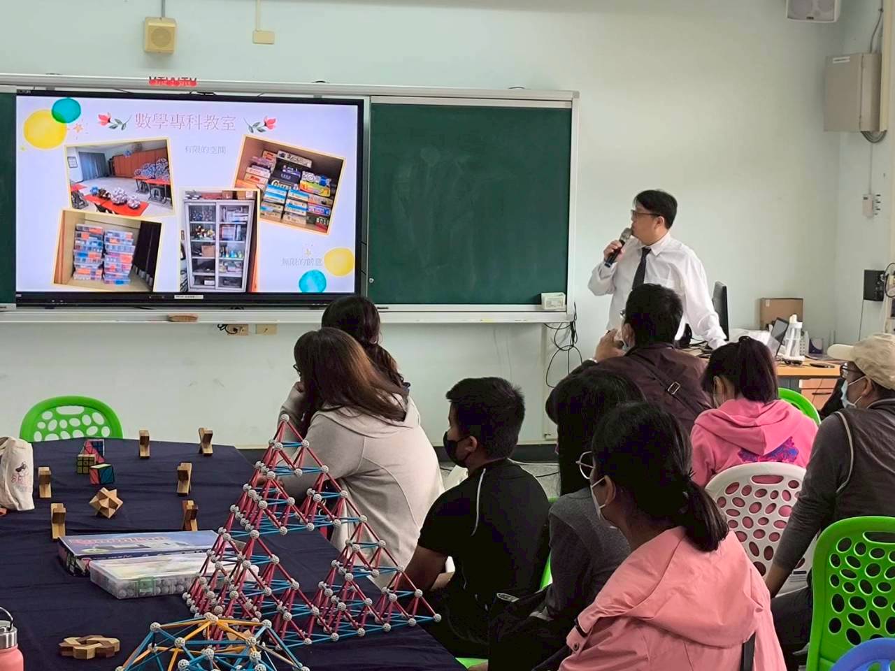 數學科教師介紹本校的特色課程與教學模式,說明如何透過探究與應用活動提升學生的數學理解與學習力。