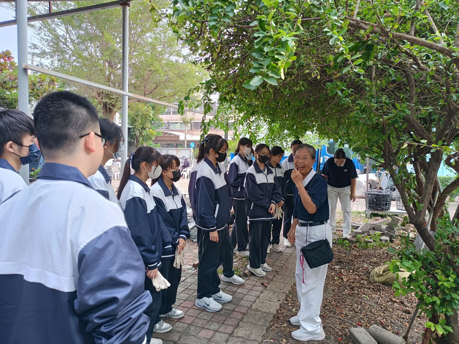 「哇!這裡是植物園吧!」綠意盎然、林蔭茂盛,一點都不像既定印象中的環保站。