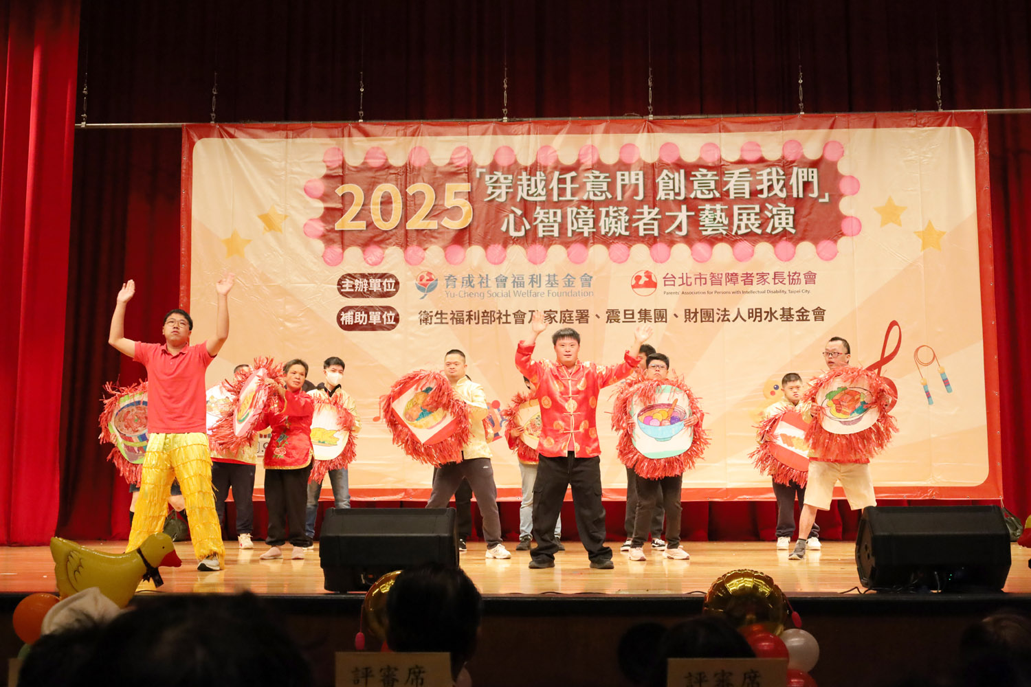 憨寶貝齊唱聖誕歌曲及新年好。
