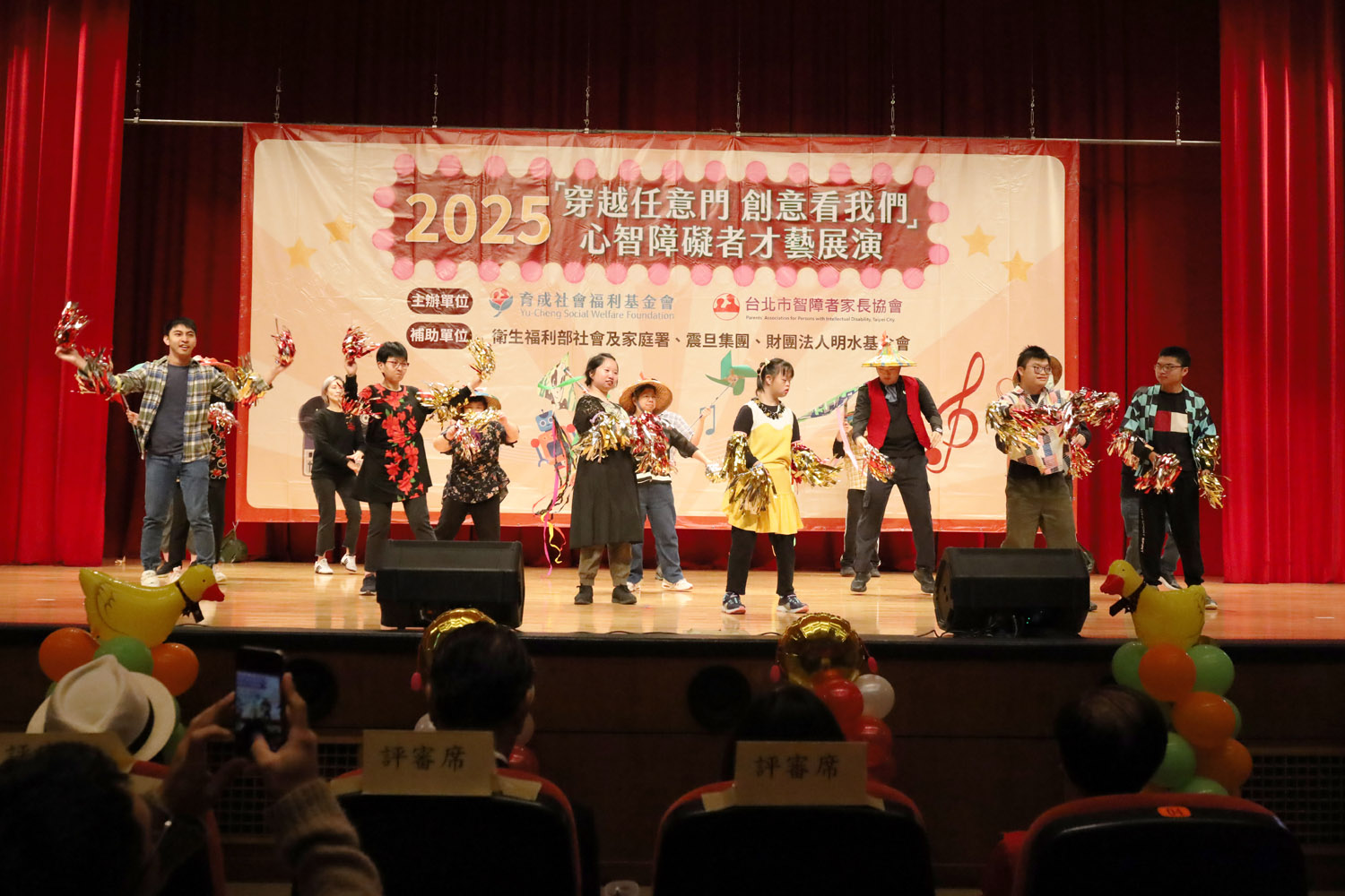 憨寶貝師生聯合歌舞演出熱力四射。