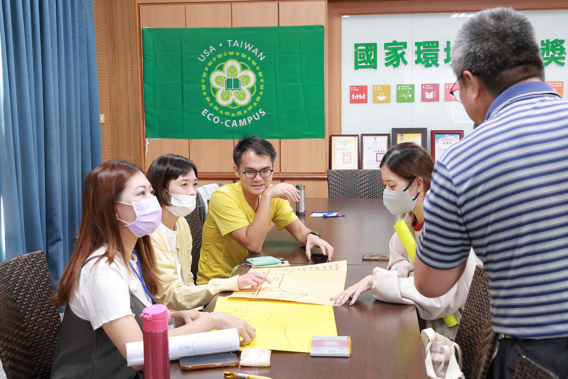 家長透過繪製情緒圖,省思每日情緒起伏。