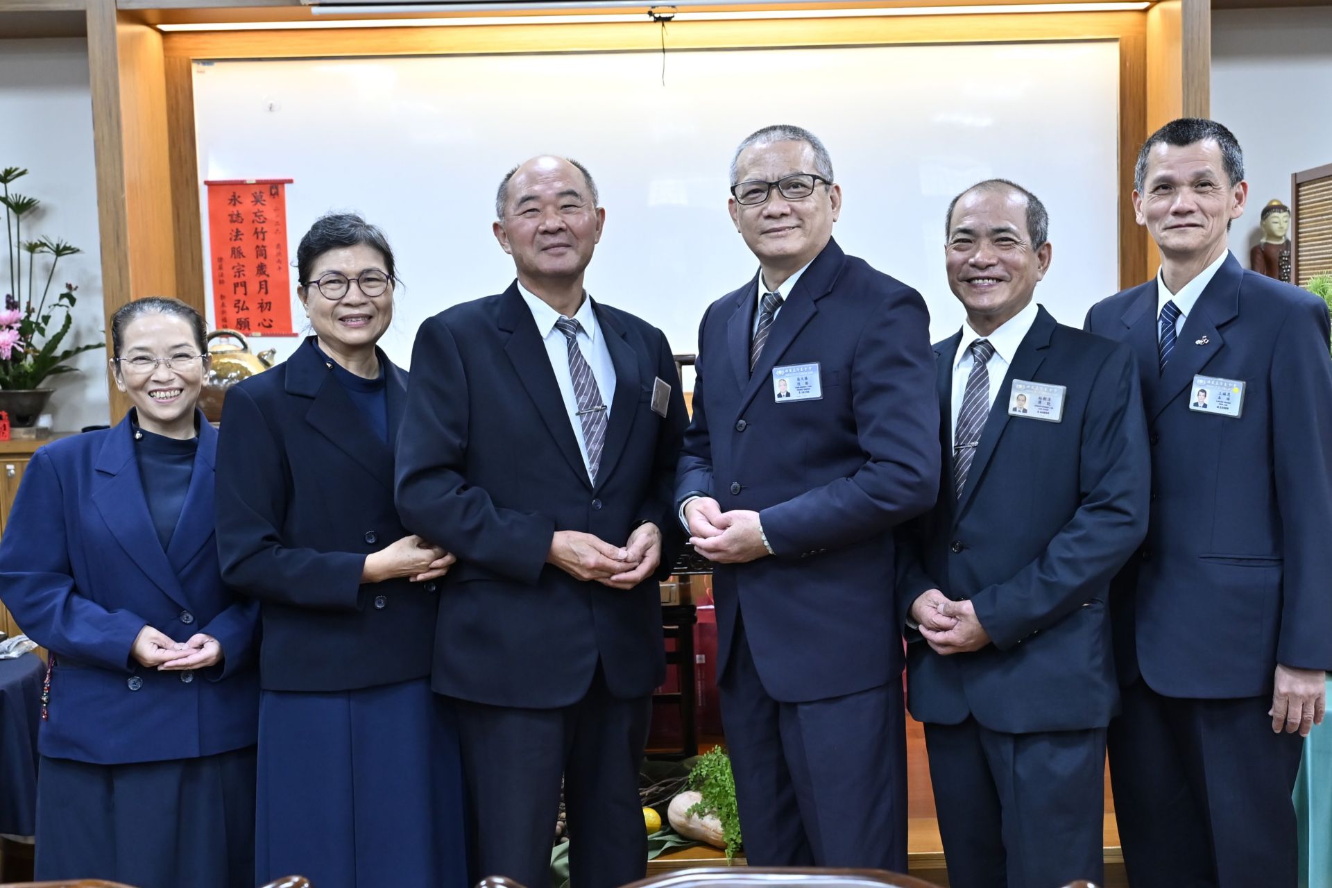 曾是更生人後來成為慈濟人的蔡天勝(右三)、林朝清(右二)、王琳恩(右一)、陳素芬(左一) 12月3日現身說法,慈濟志工邱仁吉(左三)、張美慧(左二)陪同。