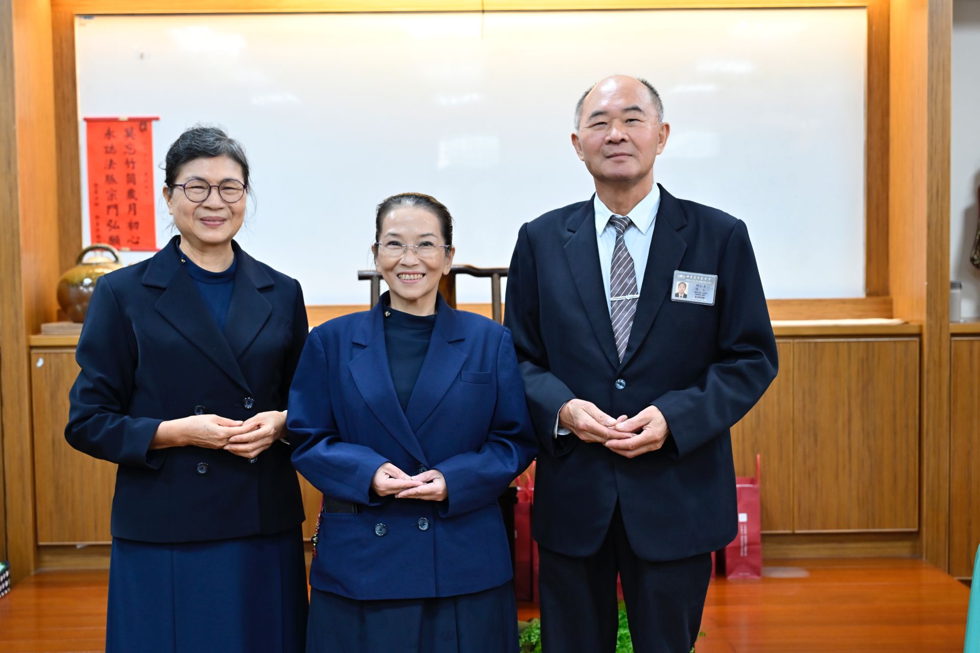 陳素芬(中)出獄後由台中慈濟志工邱仁吉(右)、張美慧(左)陪伴,2025年底在台中受證為慈濟人。