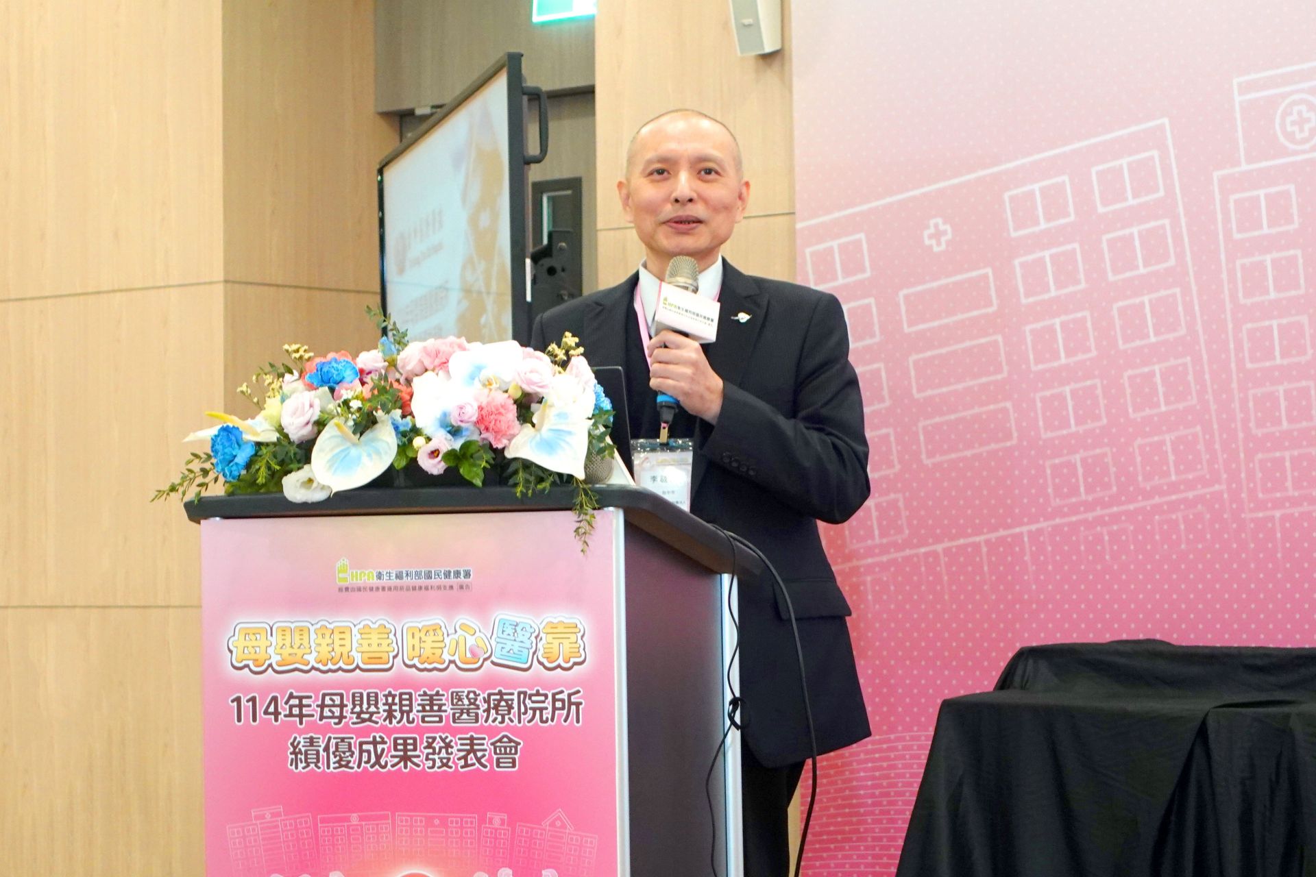 李敏駿主任上台說明母嬰親善實施成果,也分享唯一國際愛嬰醫院認證心得。