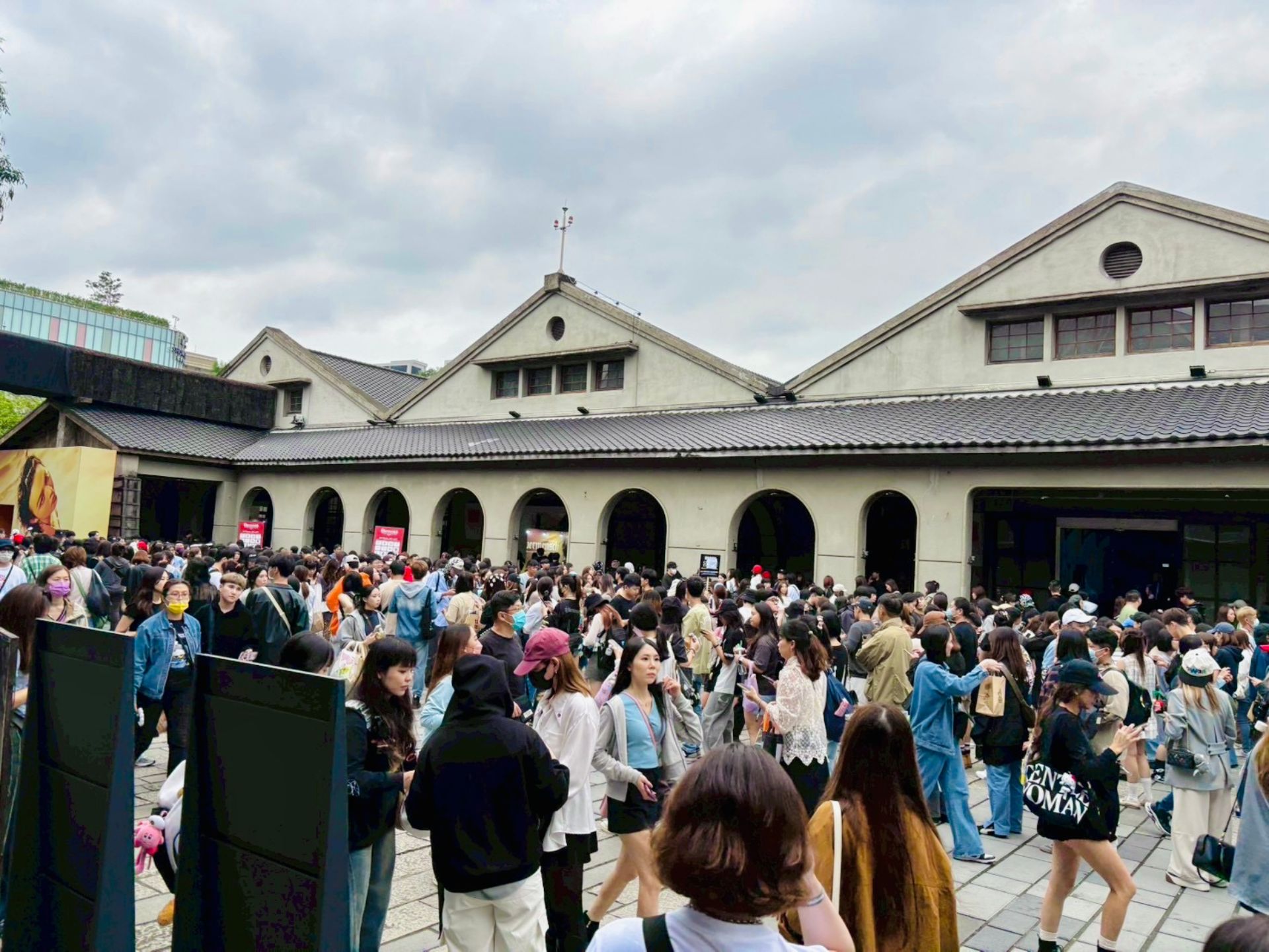 松山文創園區全年突破300場的外租活動是推升人流的重要因素，大巨蛋演唱會的串連活動亦使園區成為IP變現與粉絲互動的首選場地。