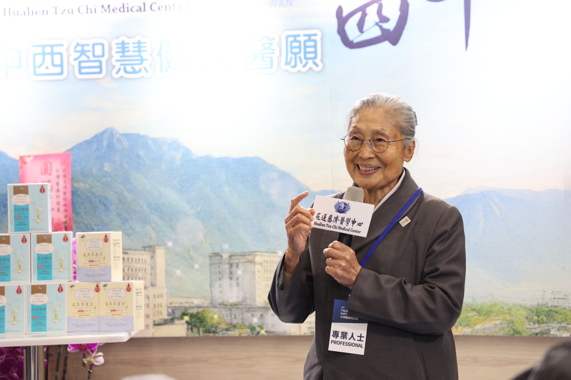 林碧玉副總肯定花蓮慈濟醫院推動中西醫合療草藥研究。除了信仰,她每天吃淨斯本草飲保養身體。