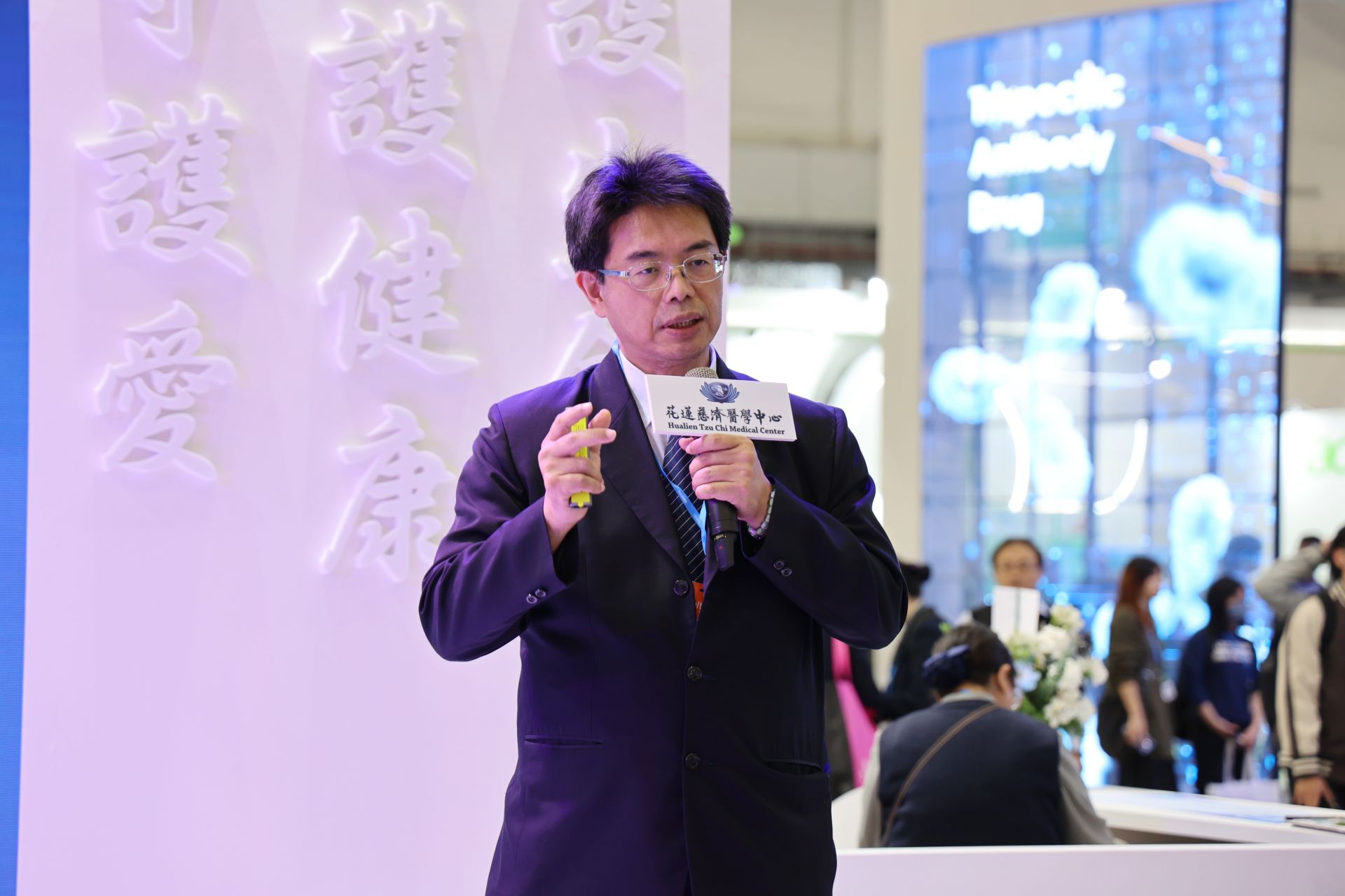花蓮慈院副院長何宗融,在2025台灣醫療科技展上分享「中西醫AI精準醫療–醫王一號」。