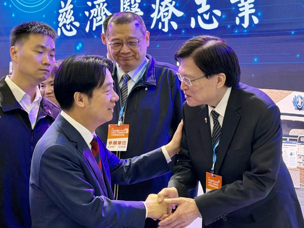 賴清德總統蒞臨慈濟展區,見證慈濟醫療人文與慈悲科技。