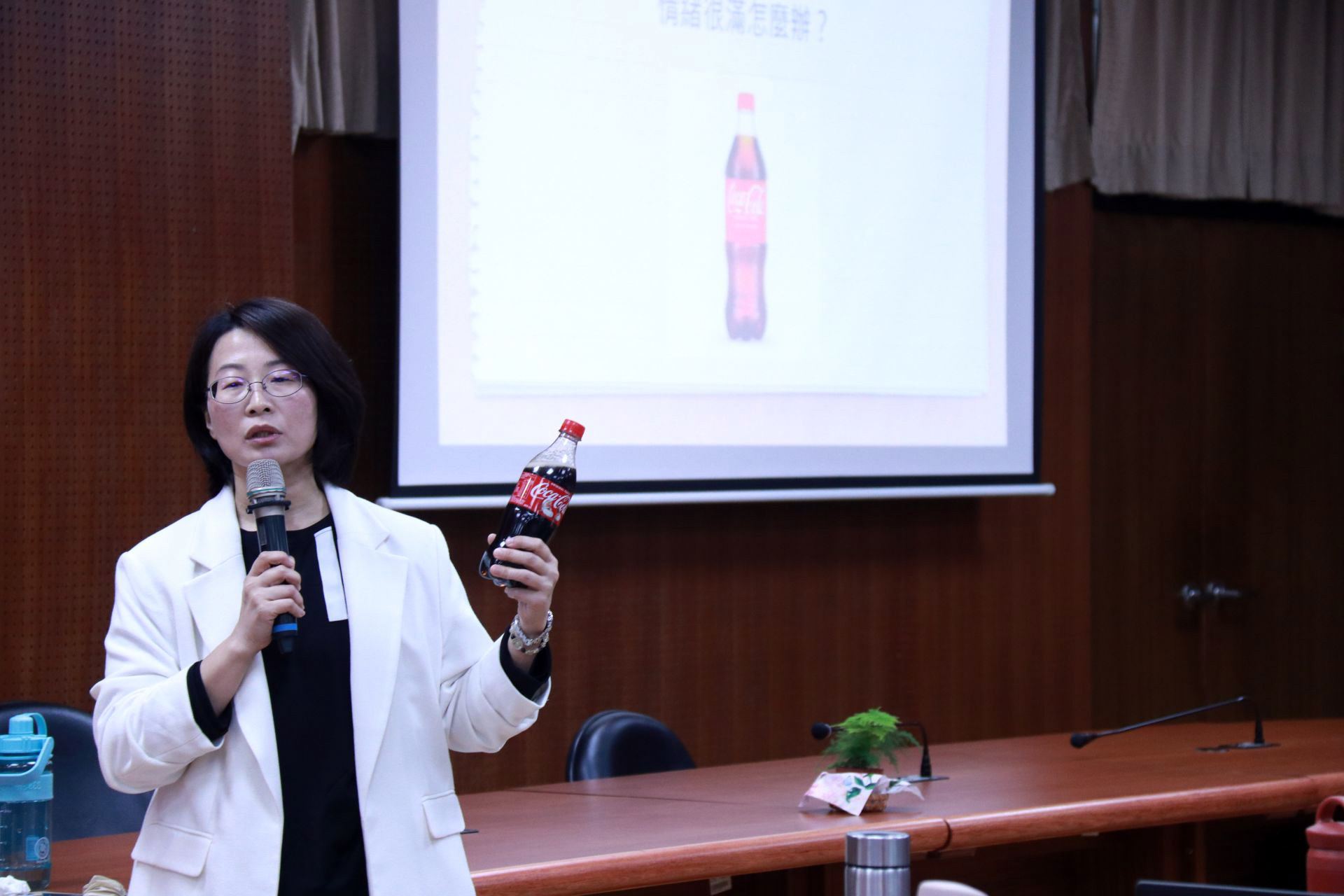 諮商心理師李家雯,以「自我慈悲與照顧實作」及「走進數位原生時代──破解學生的人際困境」兩大主題分享