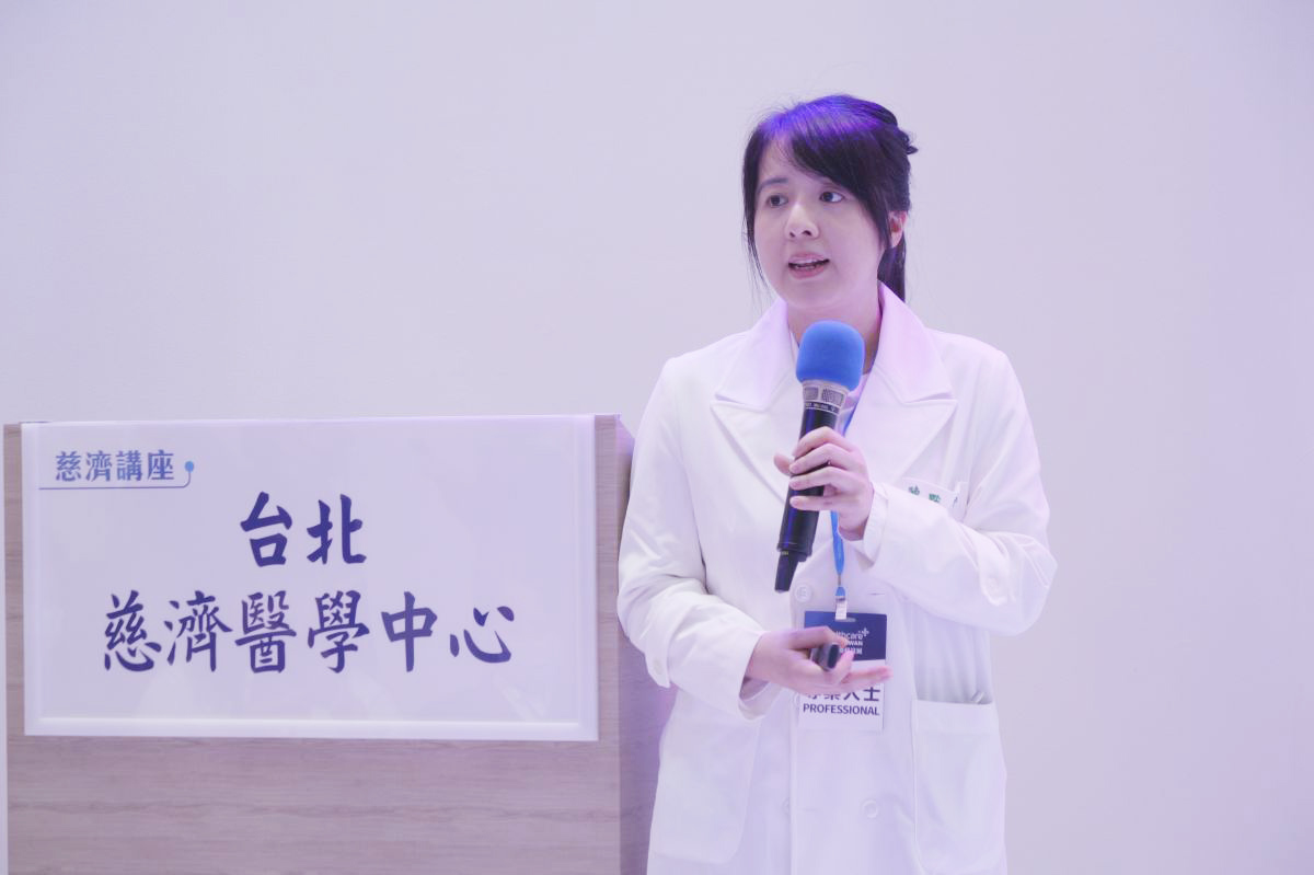 牙科部陳默醫師在講座中分享乳牙保健的重要性,以及兒童牙科治療的科技新趨勢。