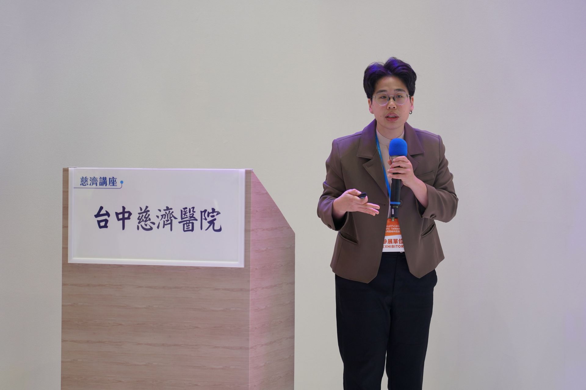 復健醫學部陳佳菁醫師點出日常生活中錯誤的體態習慣,往往是慢性疼痛久治不癒的根源。