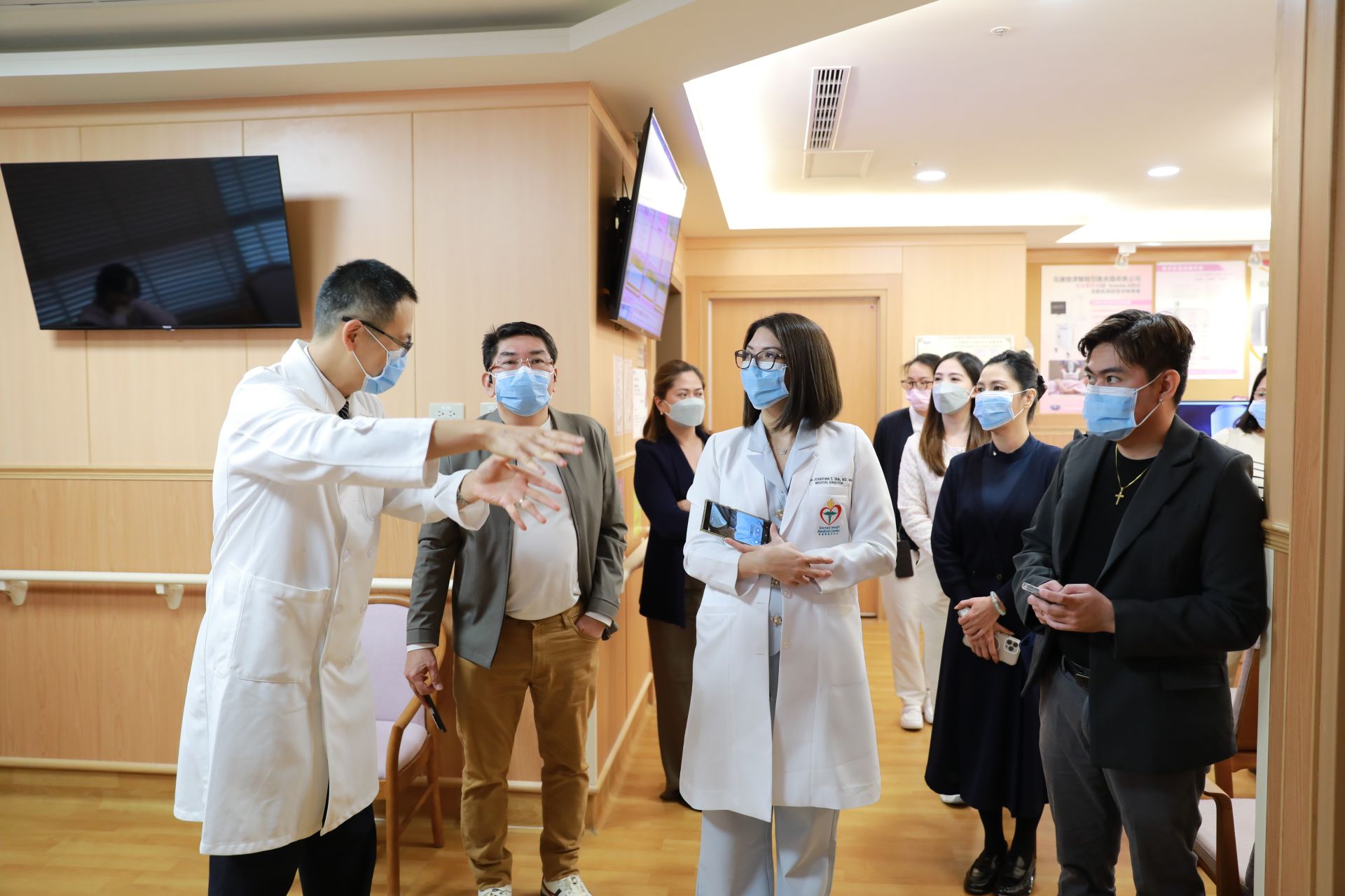 會後菲律賓團隊實地參訪四個單位,了解病房配置、醫療流程、人力運作及照護模式。菲律賓參訪團認為花蓮慈院實際增加資源、貼近病人需求的做法非常值得在他們院所借鏡,也對花蓮慈院在臨床路徑、流程優化及照護品質上的實務經驗留下深刻印象