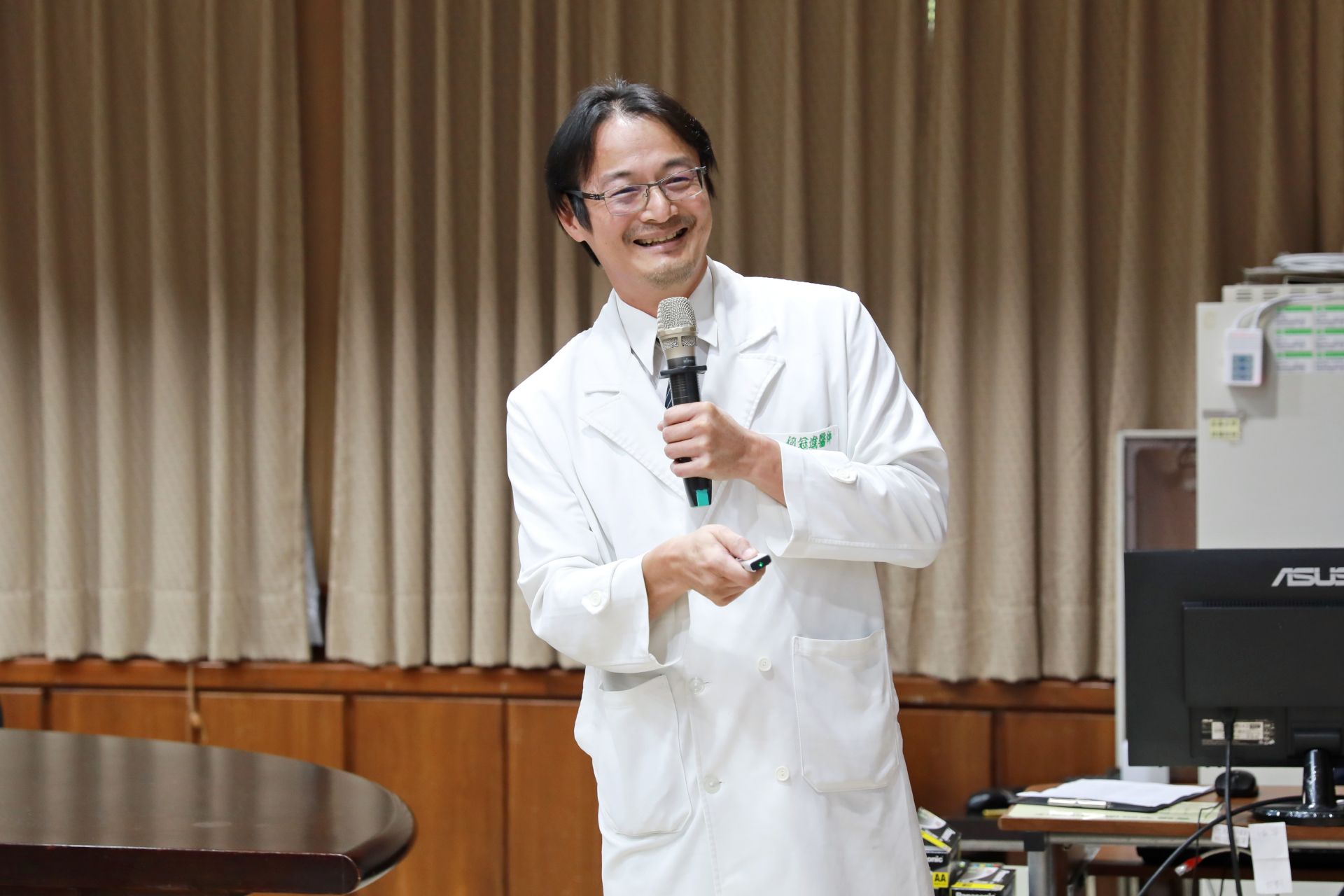 會議由外科加護病房何冠進主任進行專業簡報,內容涵蓋重症照護策略以及臨床流程整合等特色亮點。