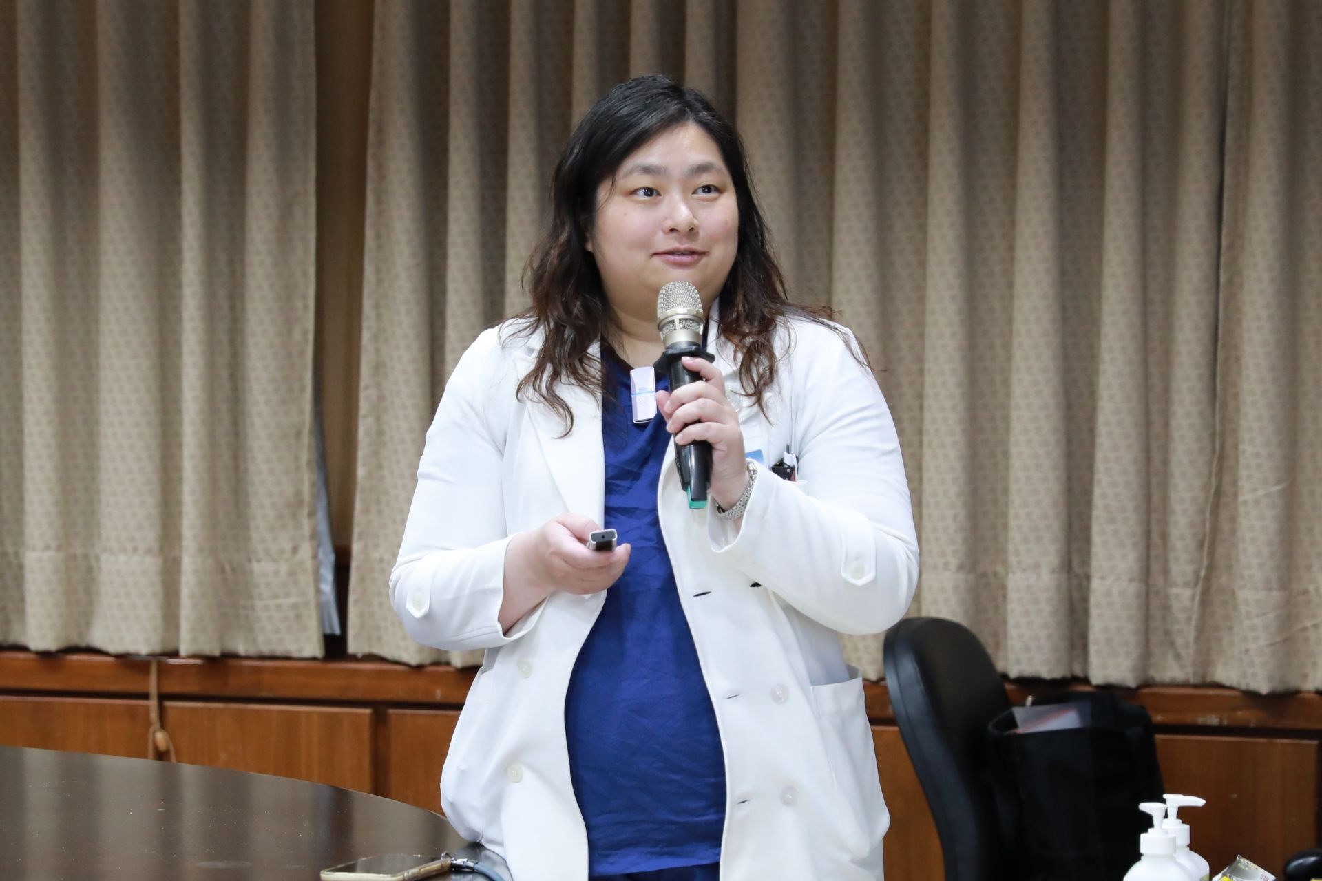 會議由小兒加護病房裘品筠主任進行專業簡報,內容涵蓋小兒照護策略以及臨床流程整合等特色亮點。