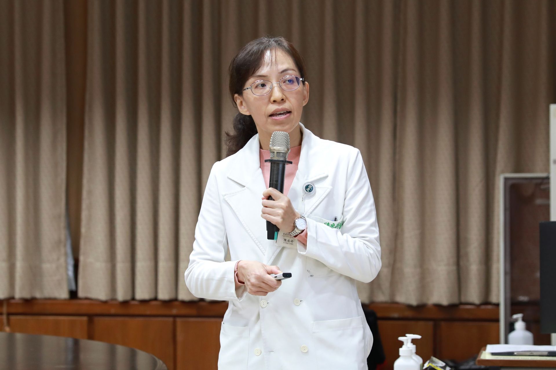 會議由內科加護病房陳逸婷主任進行專業簡報,內容涵蓋重症照護策略以及臨床流程整合等特色亮點。