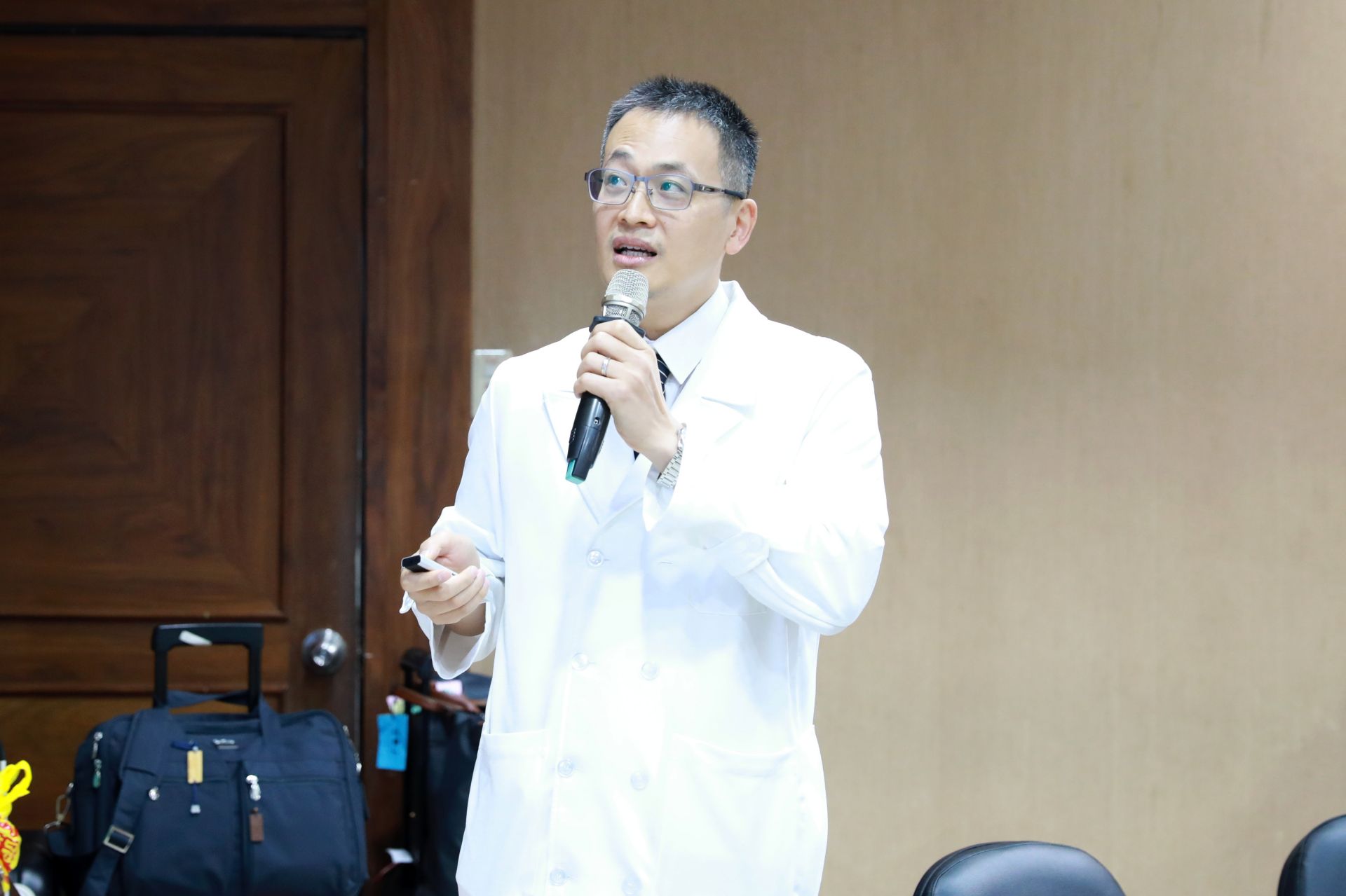 會議由乳房醫學中心張群明主任進行專業簡報,內容涵蓋乳癌跨團隊診治模式以及臨床流程整合等特色亮點。