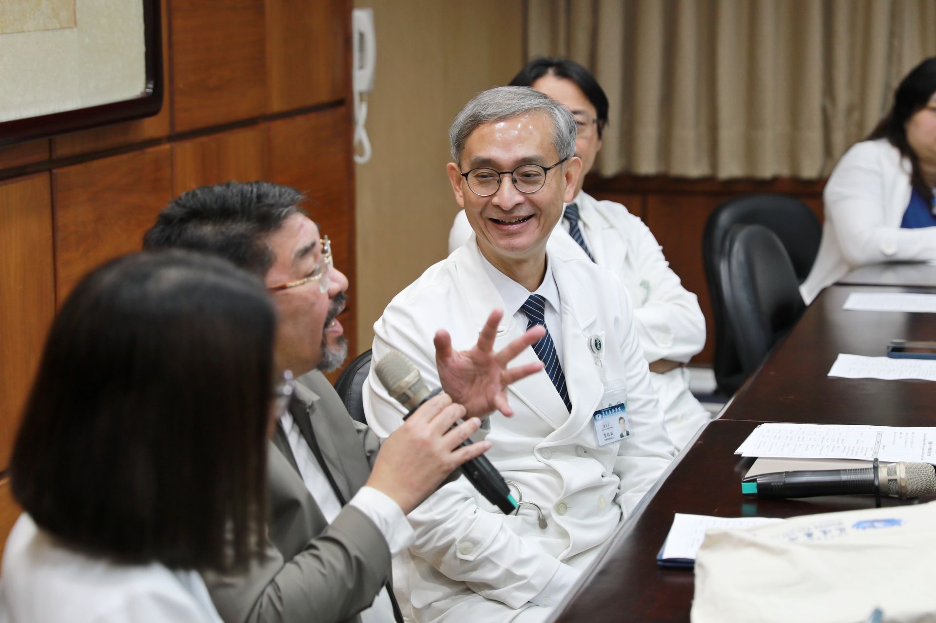花蓮慈院副院長李啟誠接待本次交流會,分享醫院在專科整合、重症照護與臨床創新上的發展方向。