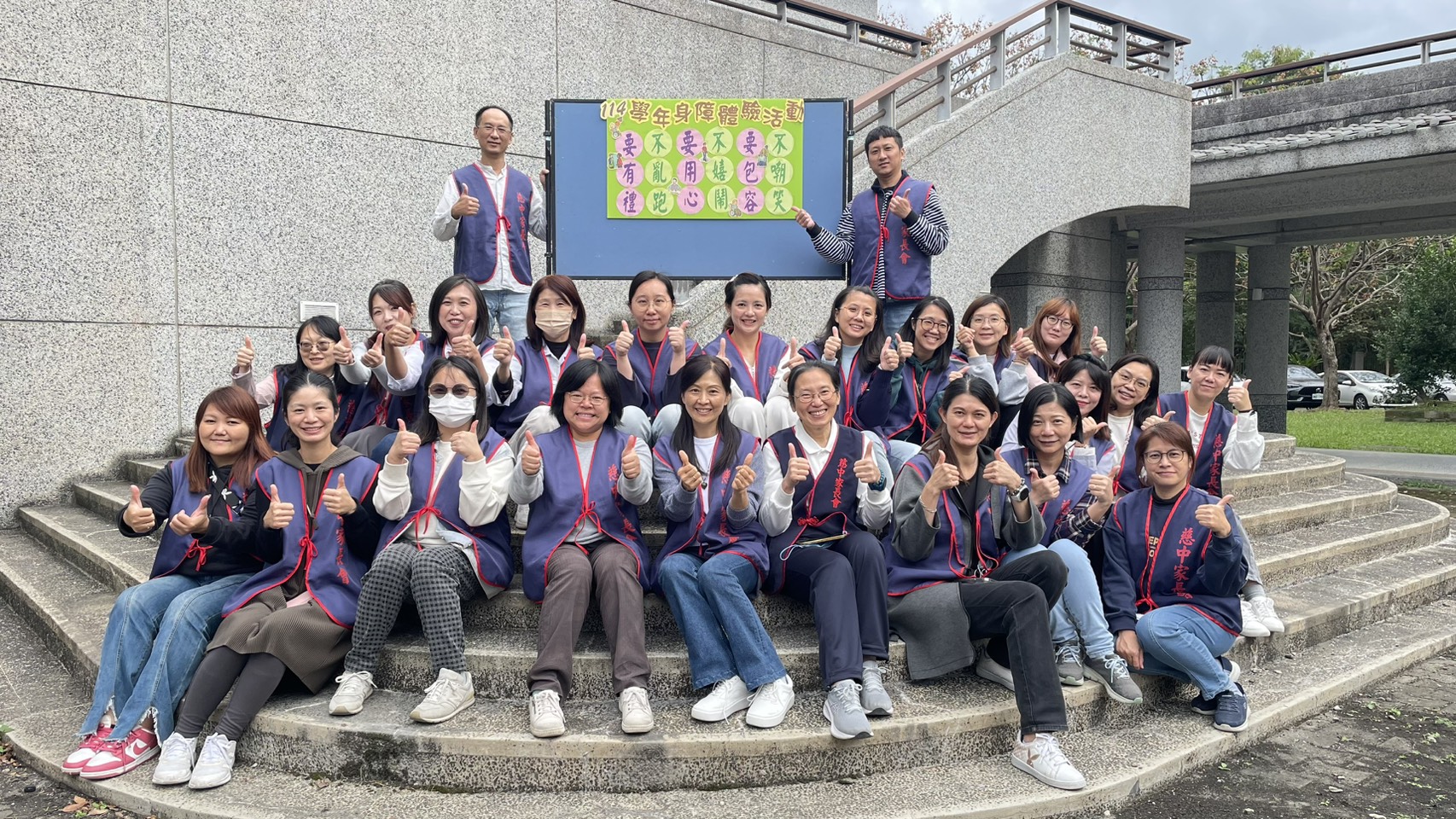 家長志工協助引導及維護學生安全 ,親師合作共同為孩子上了一堂最寶貴的生命教育課