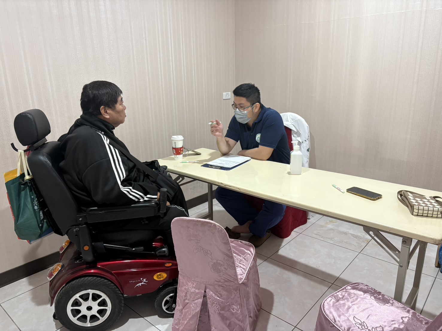神經外科廖家麟醫師是傷友們口中敬佩溫暖的好醫師,透過義診提醒傷友常見的神經系統風險。