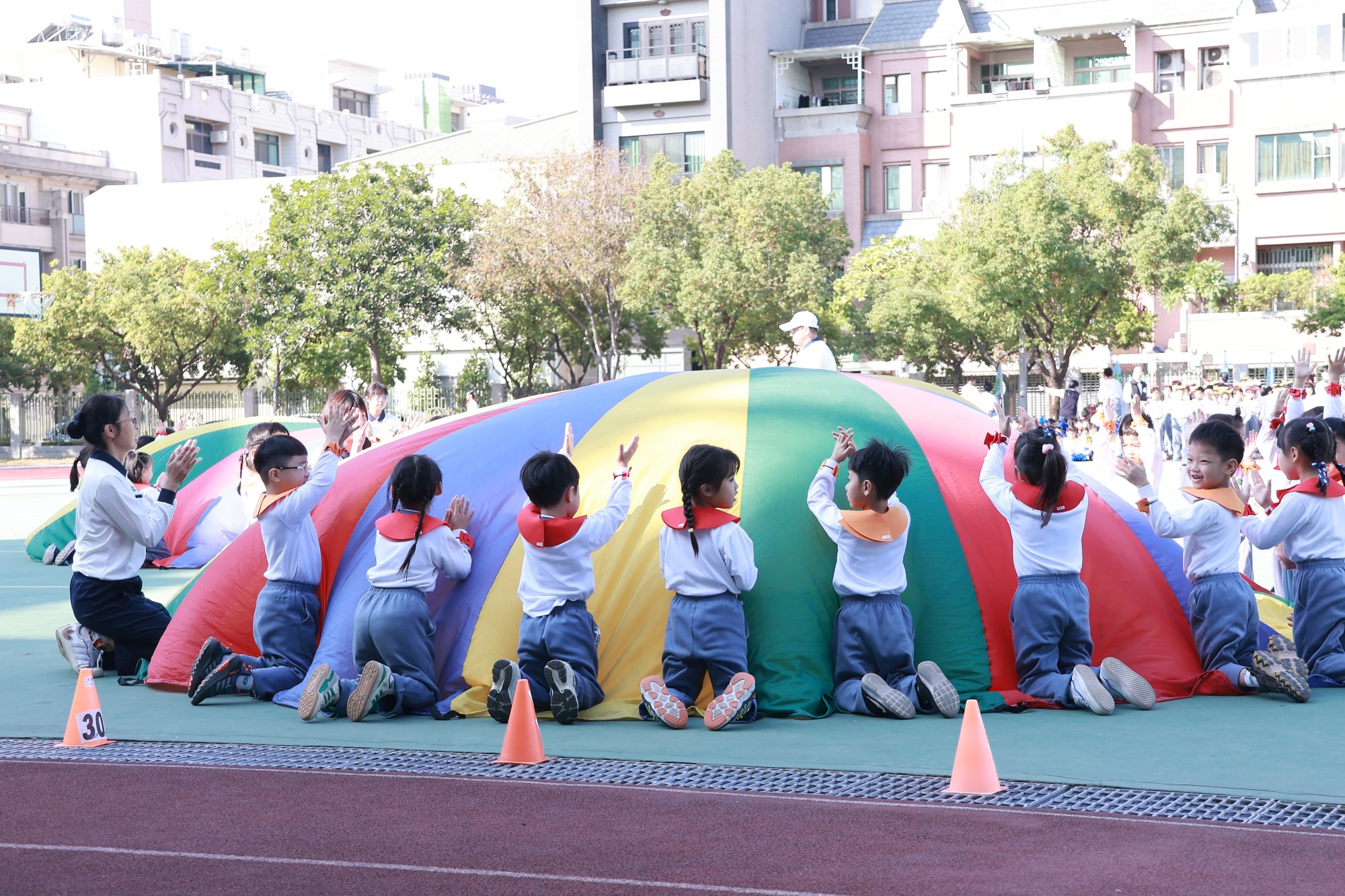 幼兒園的小朋友,手持氣球傘呈現「蔬果傘傘救地球」