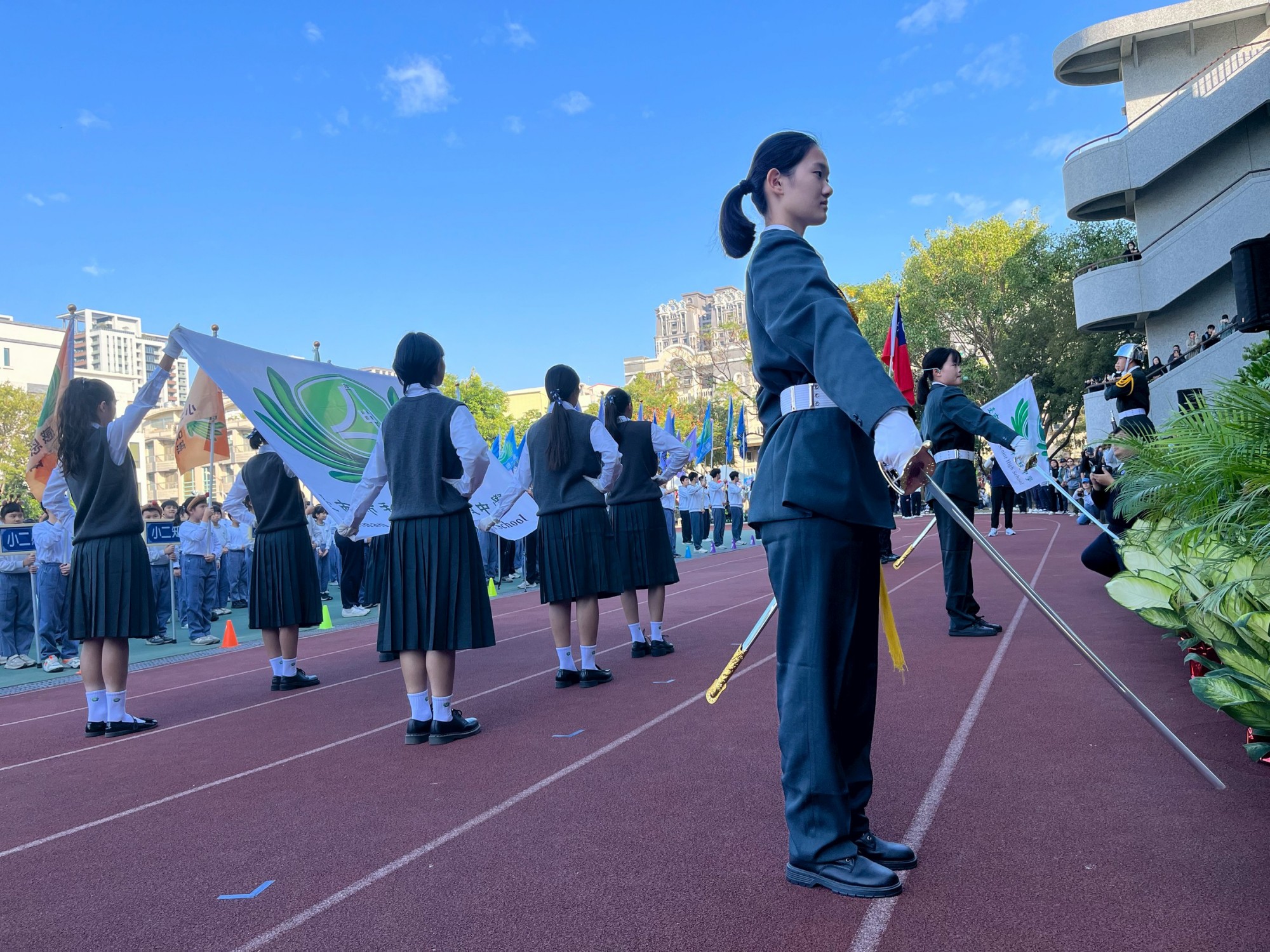 由高中部學長姐擔任會期進場的任務,在他們的護送下,南慈中校旗昂然而立。