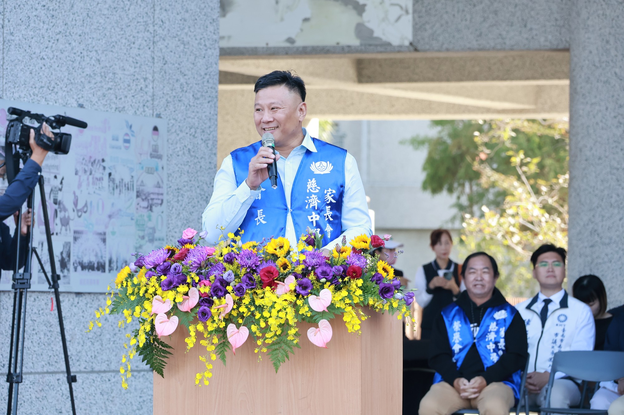 臺南慈中家長會黃乙原會長及團隊總是護持學校各項活動。