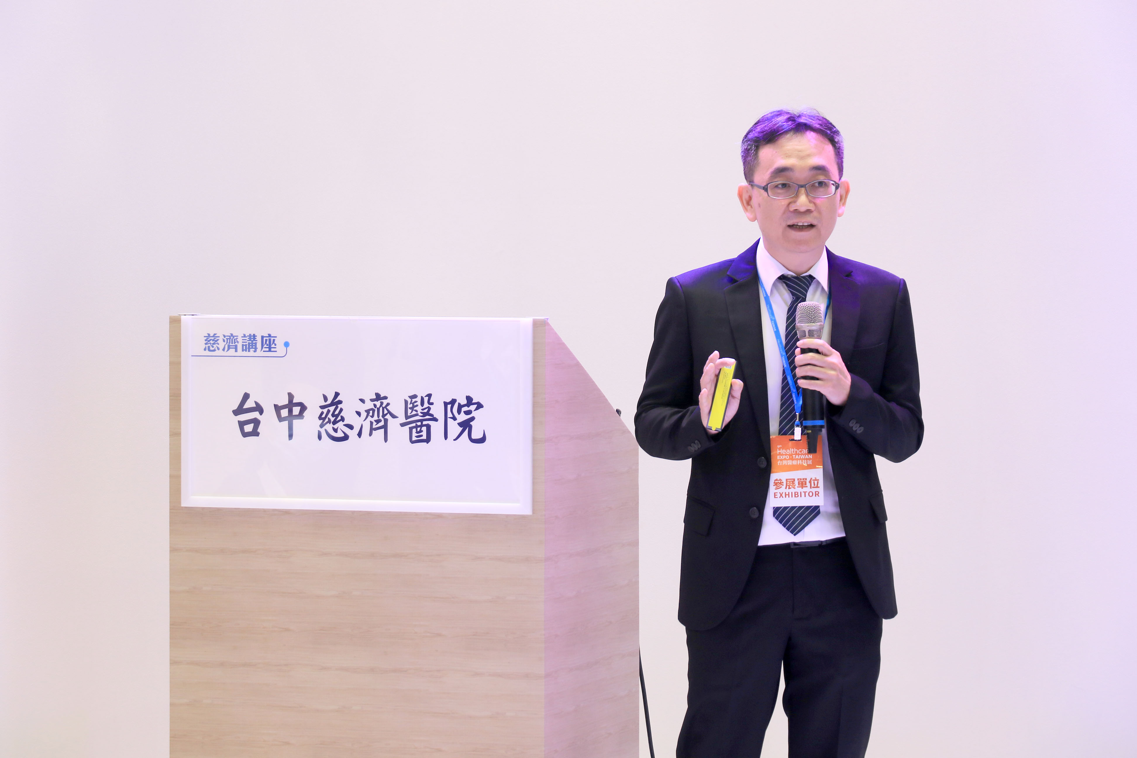 外科部副主任方佳偉以「有溫度的抗癌」為題說明治療腹膜癌與腹膜轉移的療法。