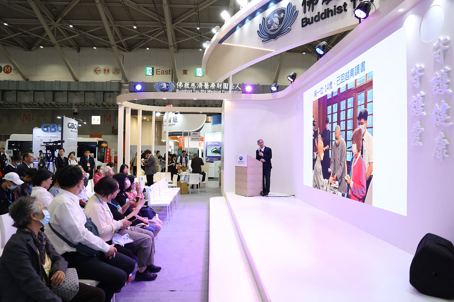 CAR-T是「細胞療法」、「基因療法」與「免疫療法」三者兼具的創新癌症治療。花蓮慈院是唯一有治療國際病人經驗的醫療院所,多人至花蓮慈院講座聆聽血液專家李啟誠副院長分享「台灣CAR-T」治療的國際經驗與治療成果。