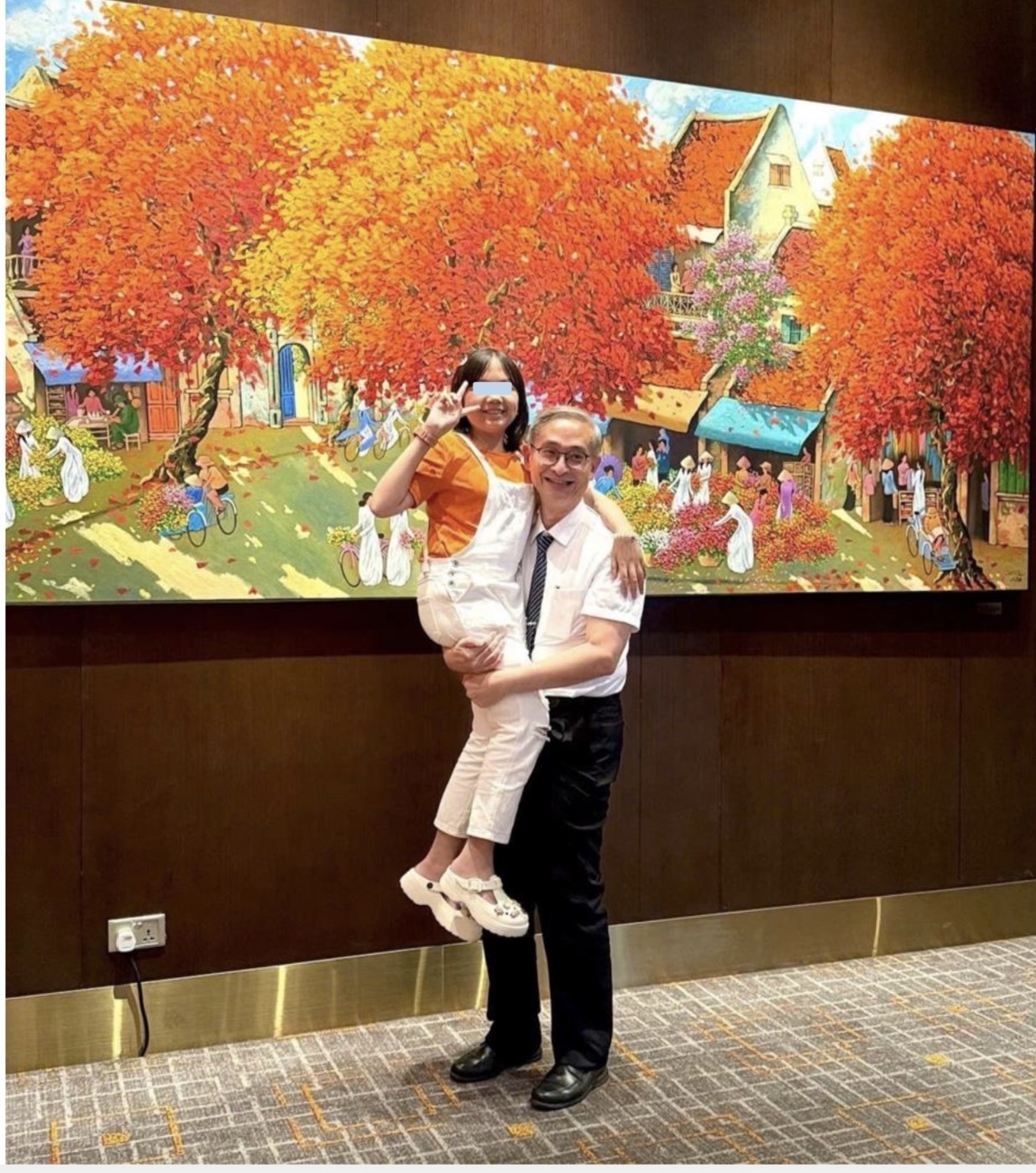2025年李啟誠醫師到胡志明市再度遇到第一位在臺治療血癌的15歲女孩,已經長高長壯,親眼見證經過漫長的治療後終於能重新綻放笑靨獲得健康的人生,內心感動不已。
