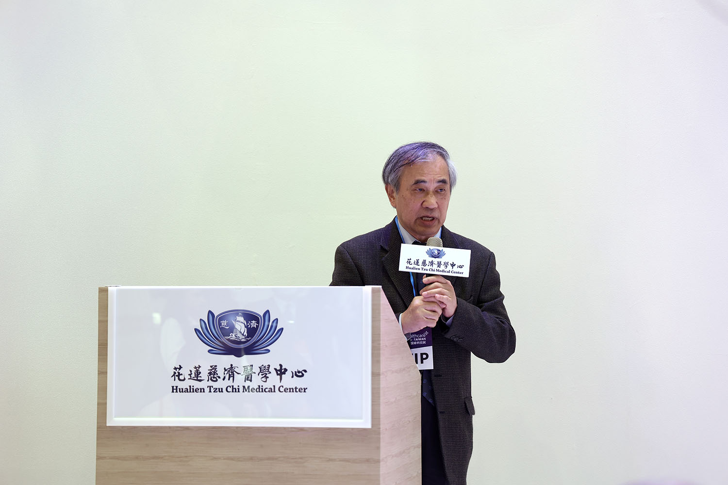 入選全球前2% 頂尖科學家的花蓮慈院泌尿部主任郭漢崇醫師領軍臨床研究團隊,成功將高濃度血小板血清首創應用於泌尿再生醫學領域,用於治療長期困擾民眾的排尿障礙、膀胱無力、間質性膀胱炎等疾病。
