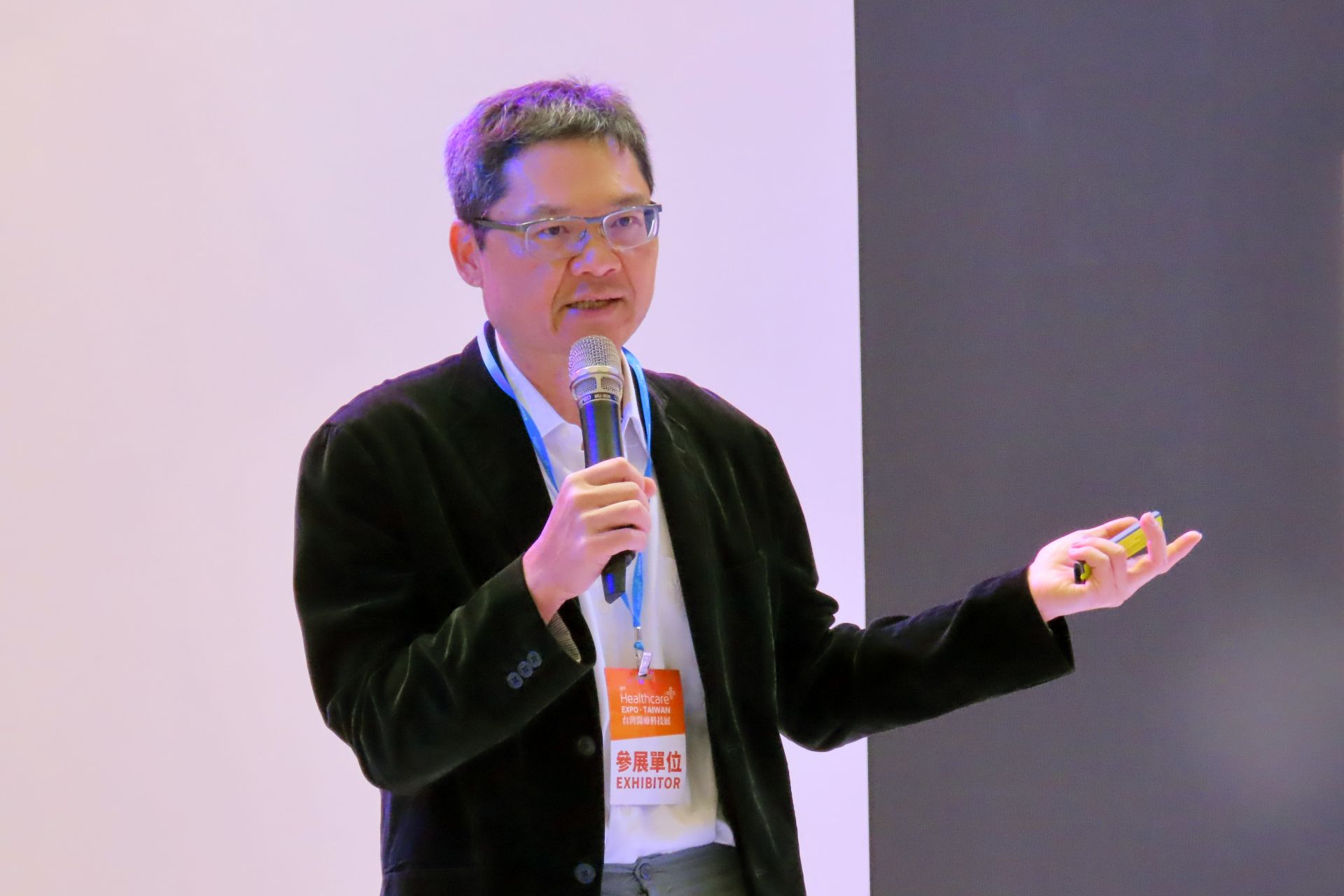 李旻憲主任在台灣醫療科技展演講「減重手術後之照護」，說明兩個臨床減重案例。