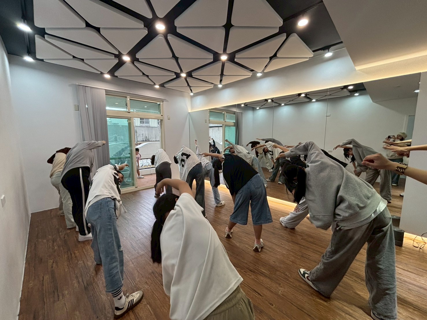 練舞開始前的暖身動作不能馬虎