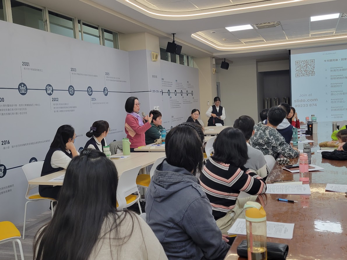 家長以在醫療場域的經驗,指出以手機安撫哭鬧孩子,對未來身心發展造成的負面影響。